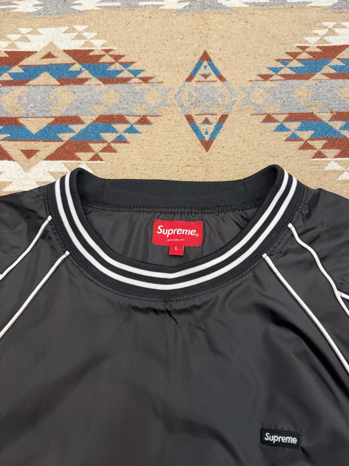 [L] 슈프림 파이핑 웜업 풀오버 블랙 상품이미지4