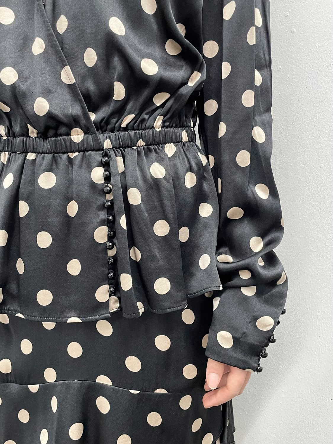 더쿠플스 실크 디테일 도트 셋업 상품이미지4