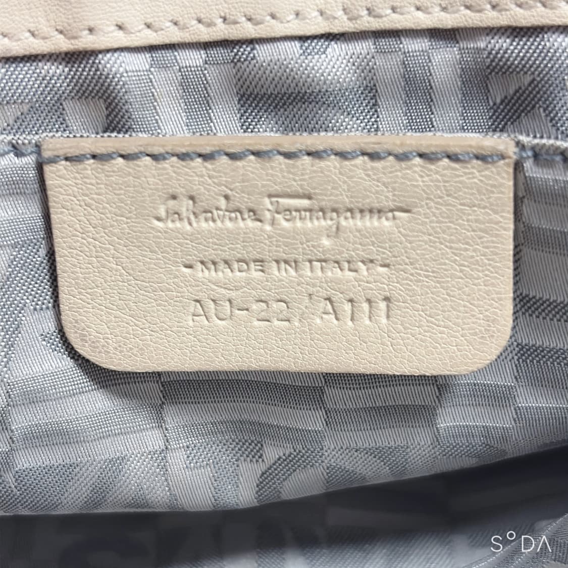 페라가모 간치니 패턴 미니 숄더백 상품이미지7