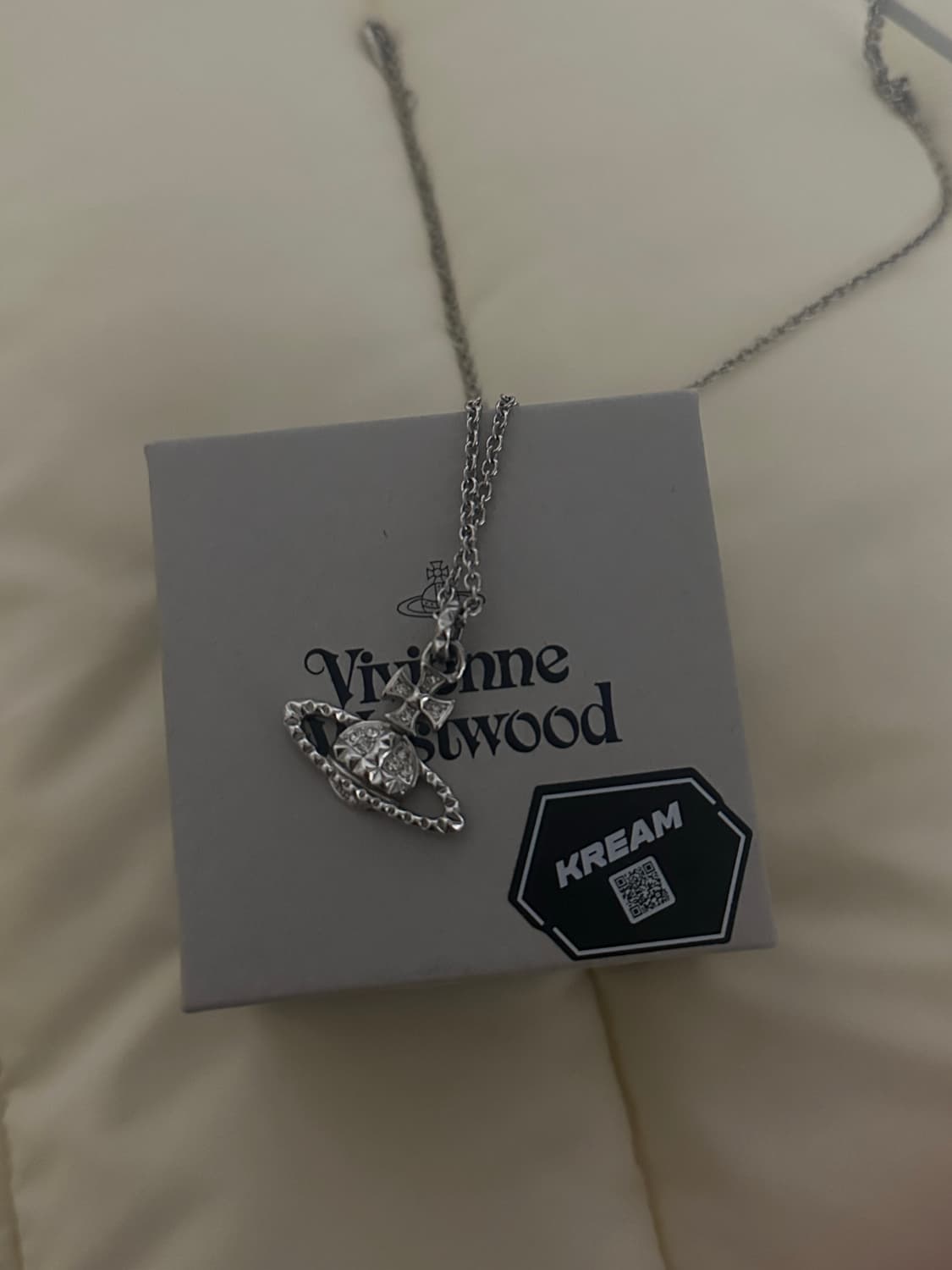 비비안 웨스트우드 메이페어 바스 릴리프 펜던트 실버 목걸이 상품이미지2