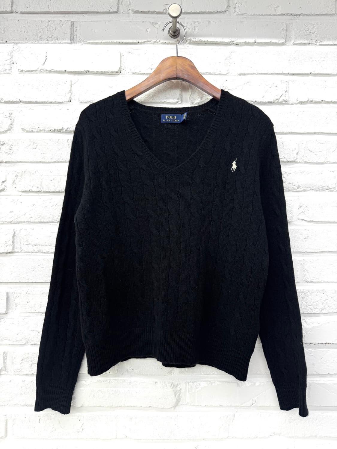 폴로 블랙 브이넥 케이블 니트 상품이미지3