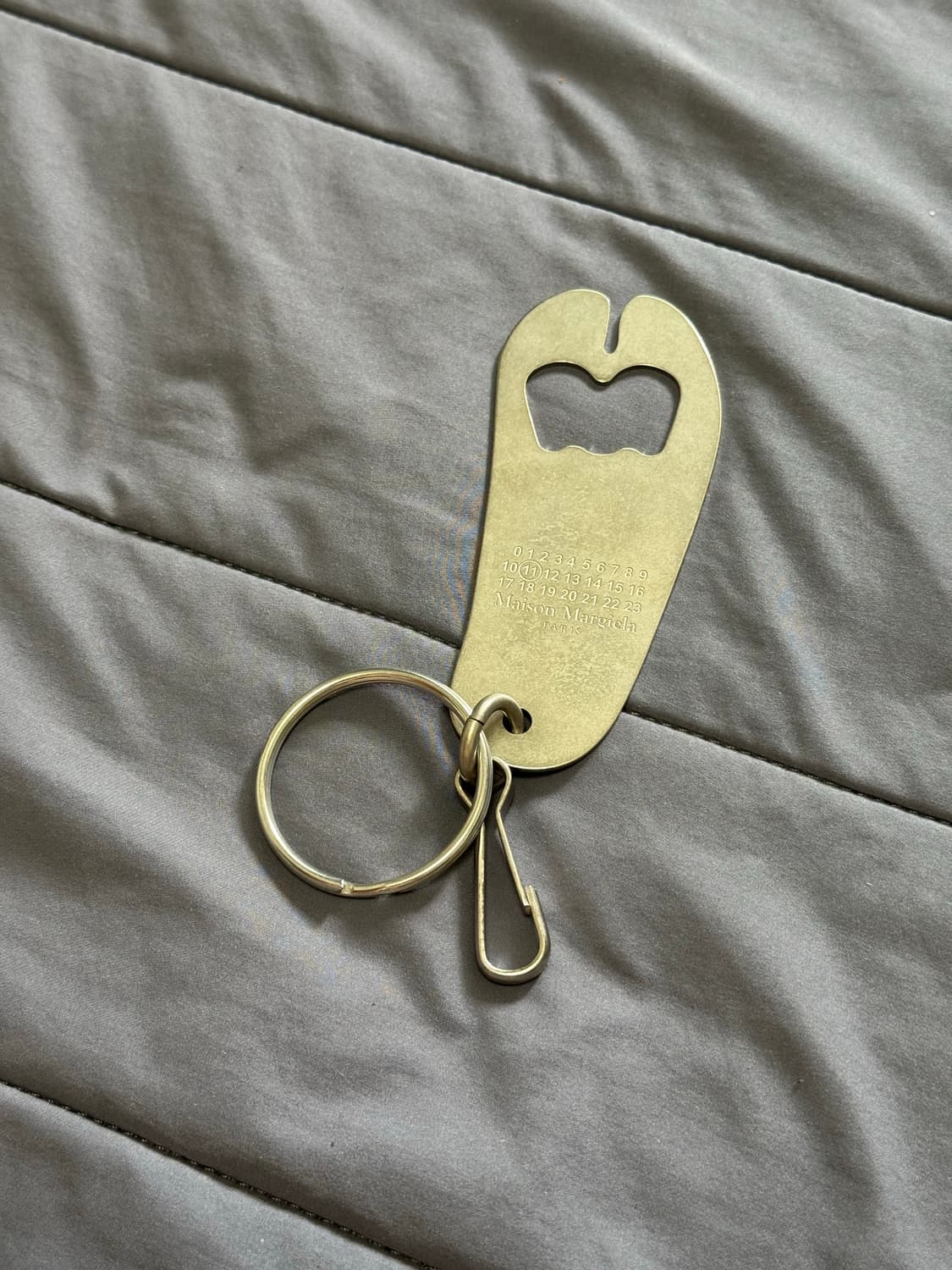 [새상품] 메종 마르지엘라 타비 오프너 키링 무광 상품이미지1