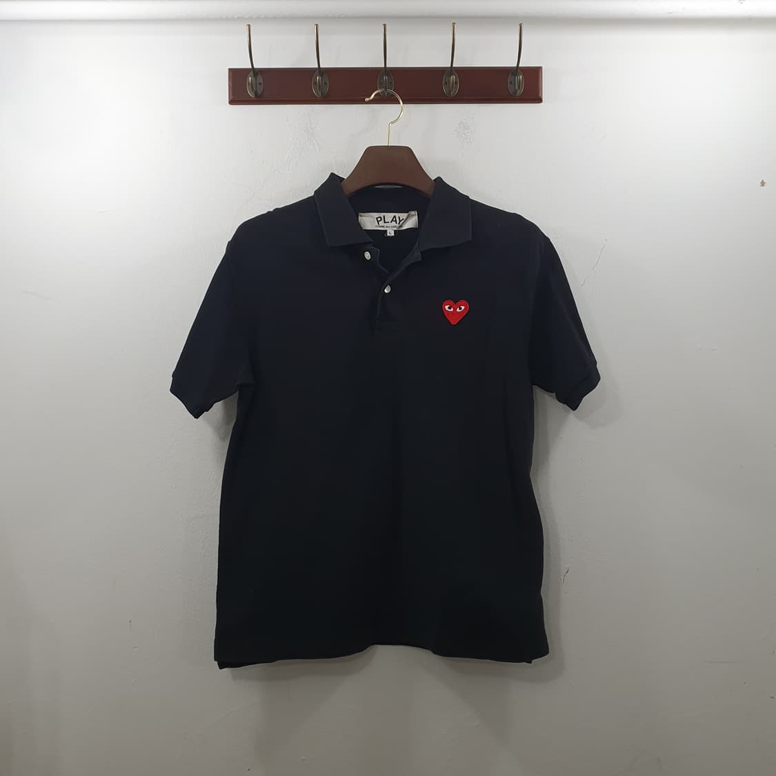 L 꼼데가르송 남성 블랙 레드와펜 폴로 데일리 심플 반팔티셔츠 상품이미지1