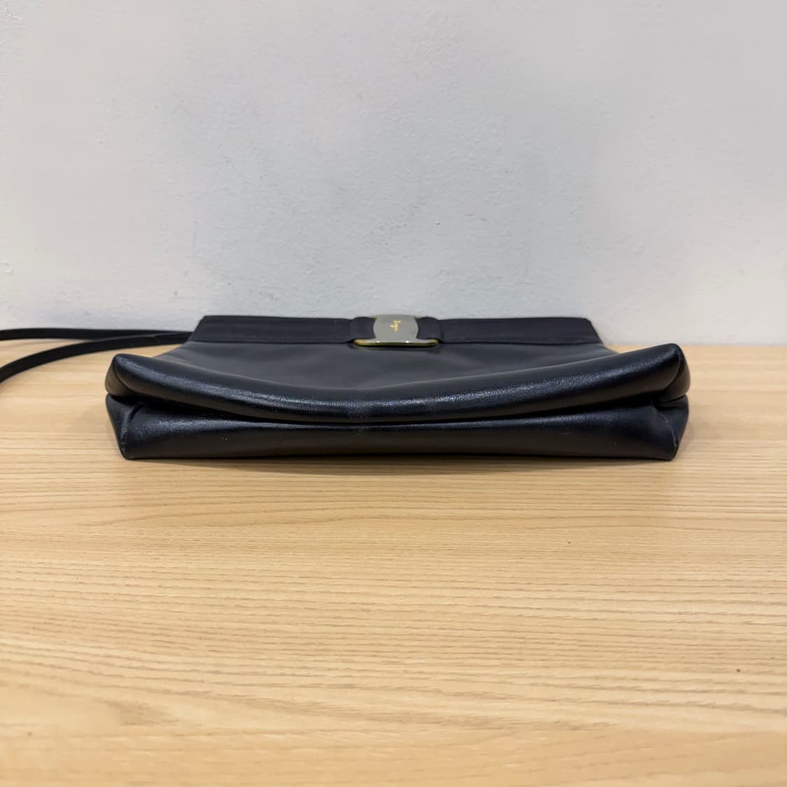 살바토레 페라가모 크로스백 바라 간치니 메탈 로고 플랩 디테일 블랙 상품이미지3