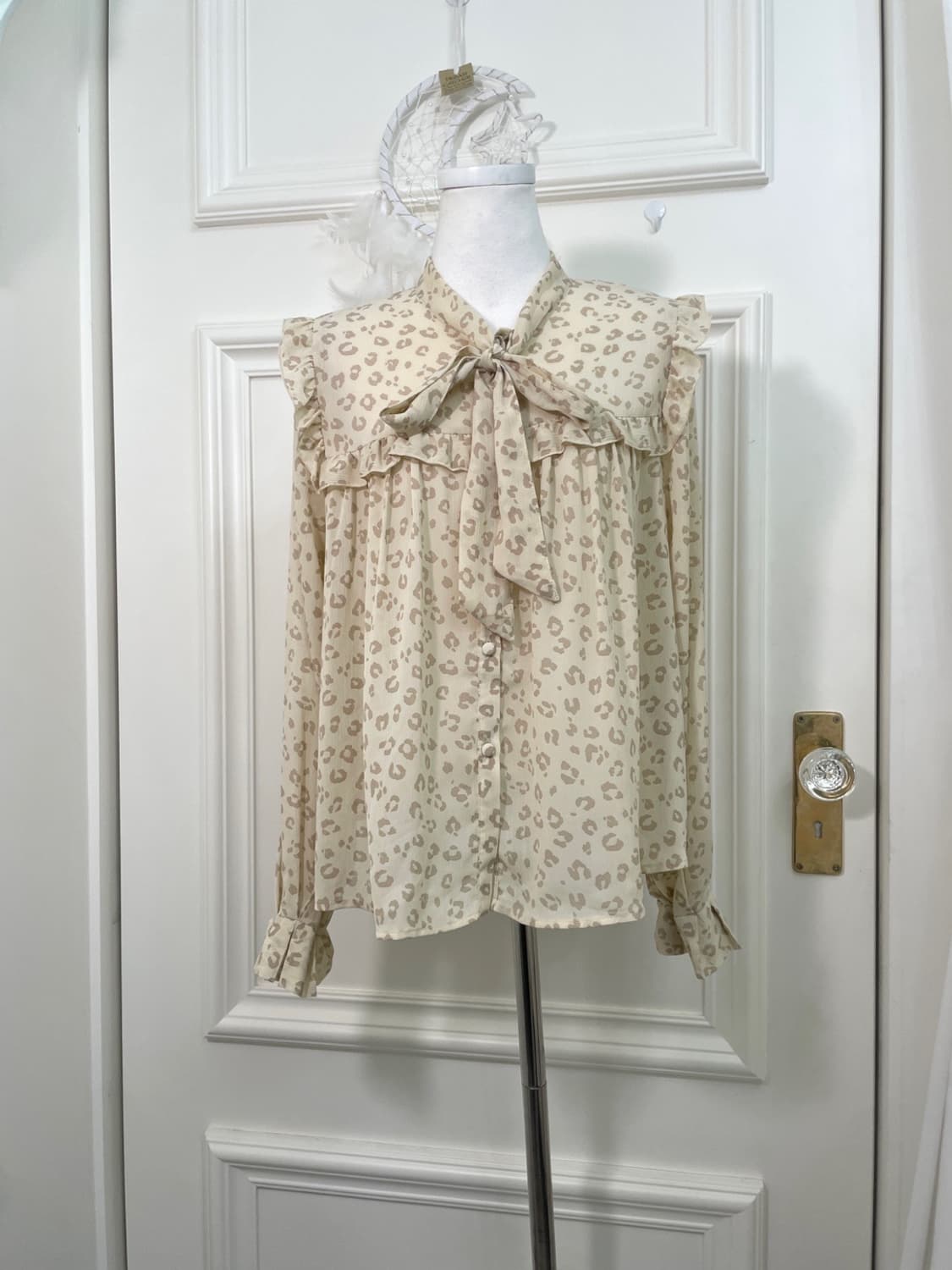 beige leopard ruffle bow blouse(size-F) 상품이미지1