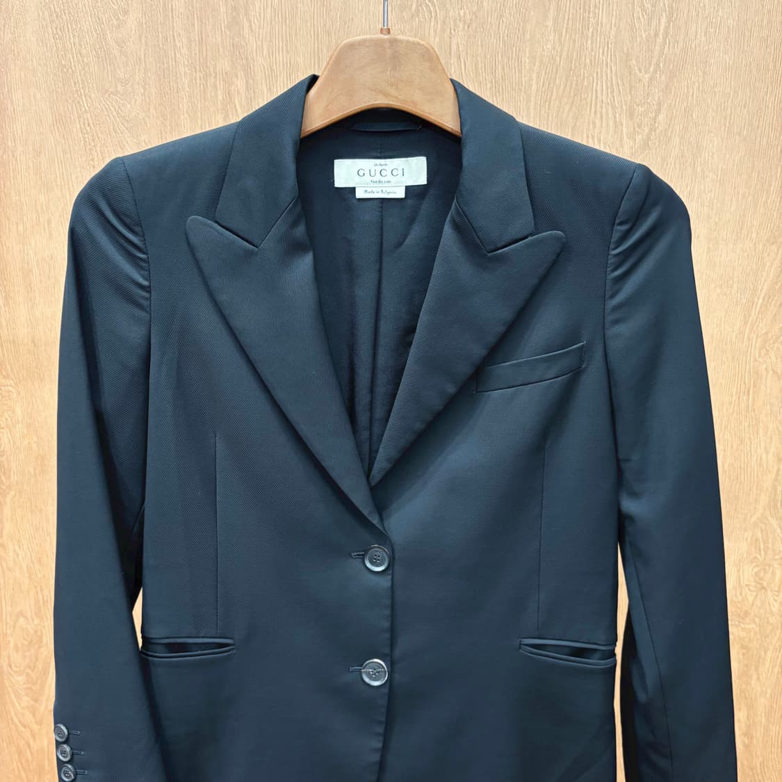 구찌 긴팔 울 테일러드 자켓 피크드 라펠 투 버튼 커프스 디테일 블랙 상품이미지4