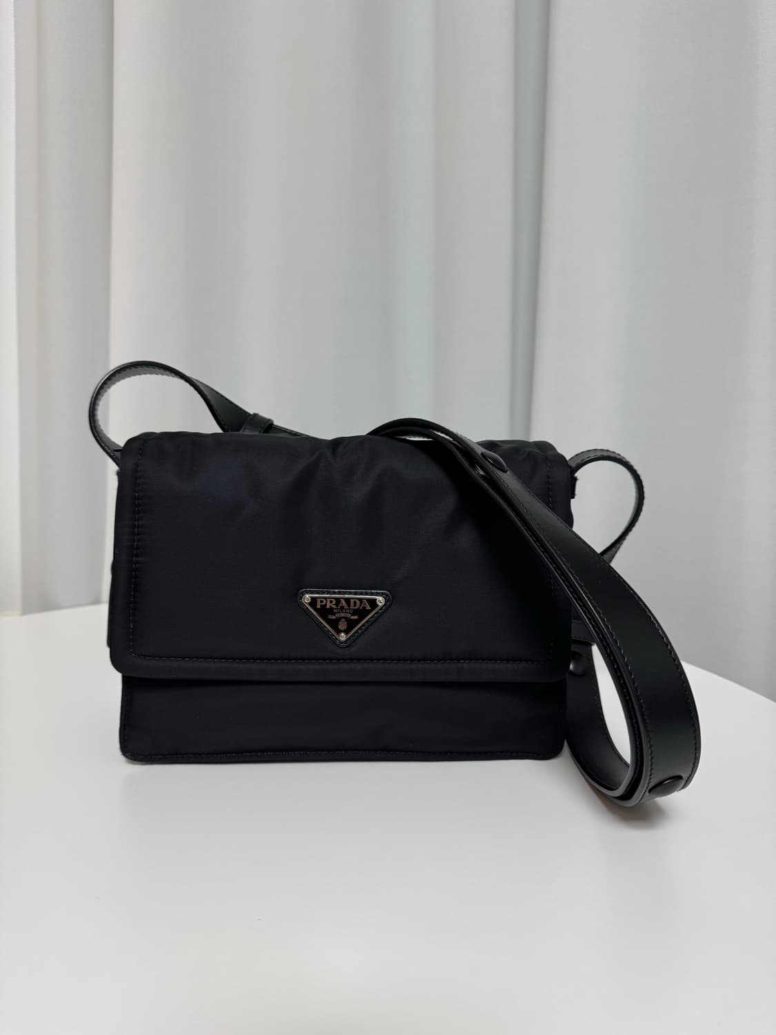 프라다 트래블러 스몰 리나일론 패딩 숄더백 상품이미지1