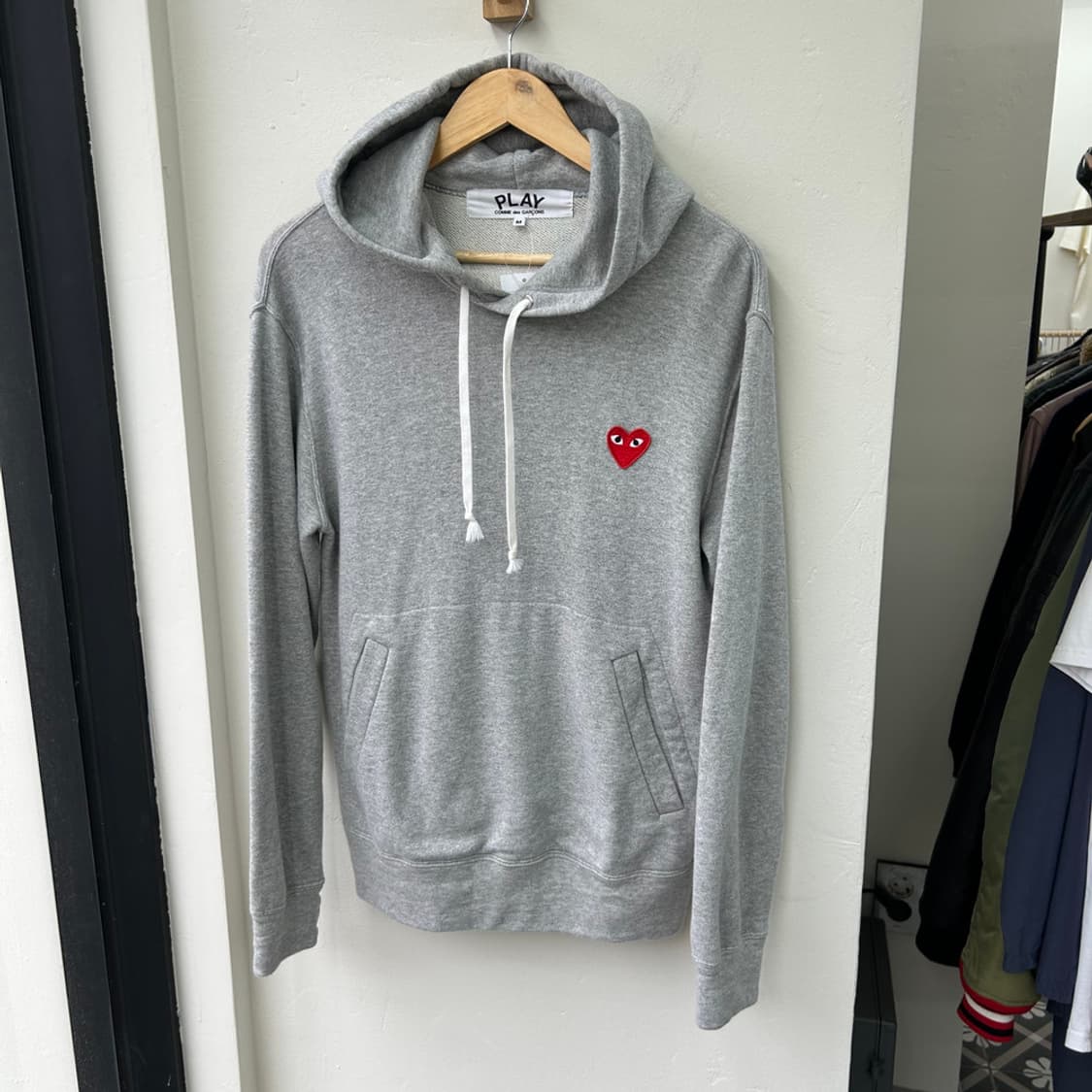16523 - 꼼데가르송 그레이 레드 와펜 후드티 상품이미지2