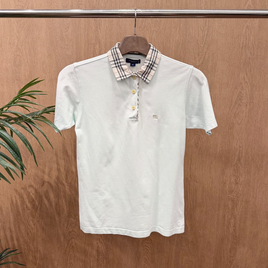 버버리 런던 반팔 티셔츠 배색 체크 카라넥 로고 자수 디테일 라이트 블루 상품이미지1