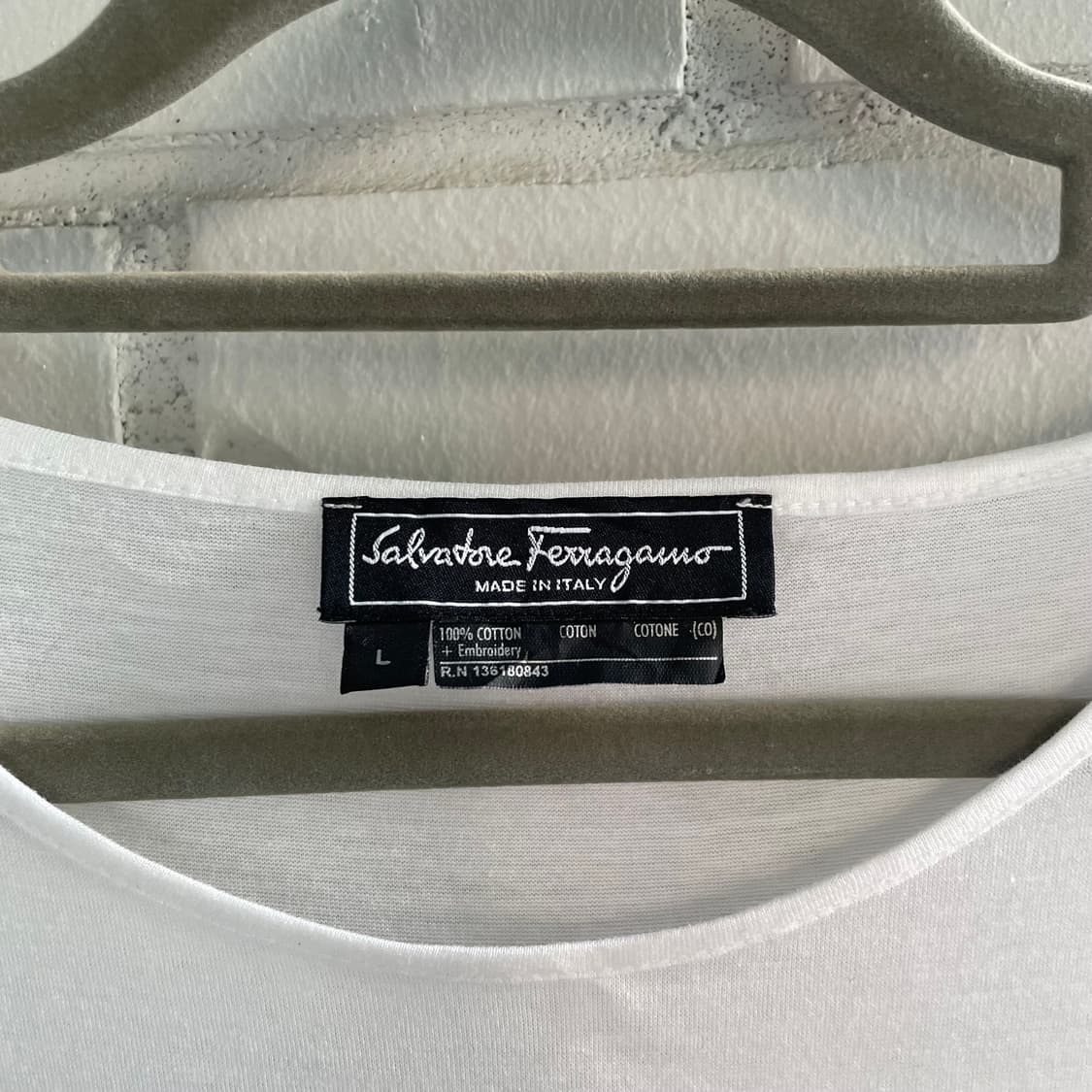 페라가모 화이트 자수 반팔 티셔츠 상품이미지2