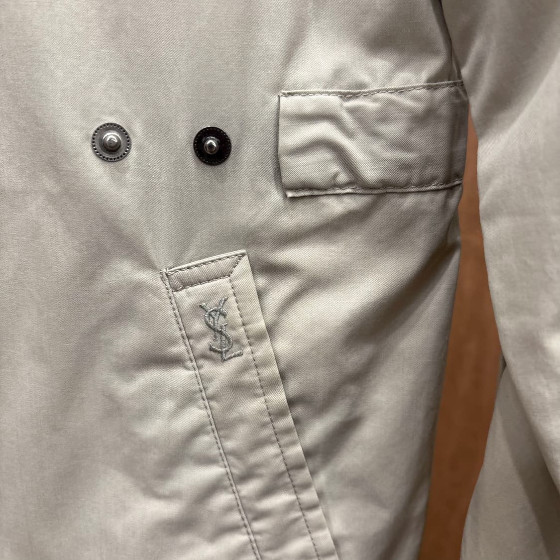 입생로랑 카라 자켓 플랩 포켓 로고 자수 디테일 레귤러핏 베이지 상품이미지6