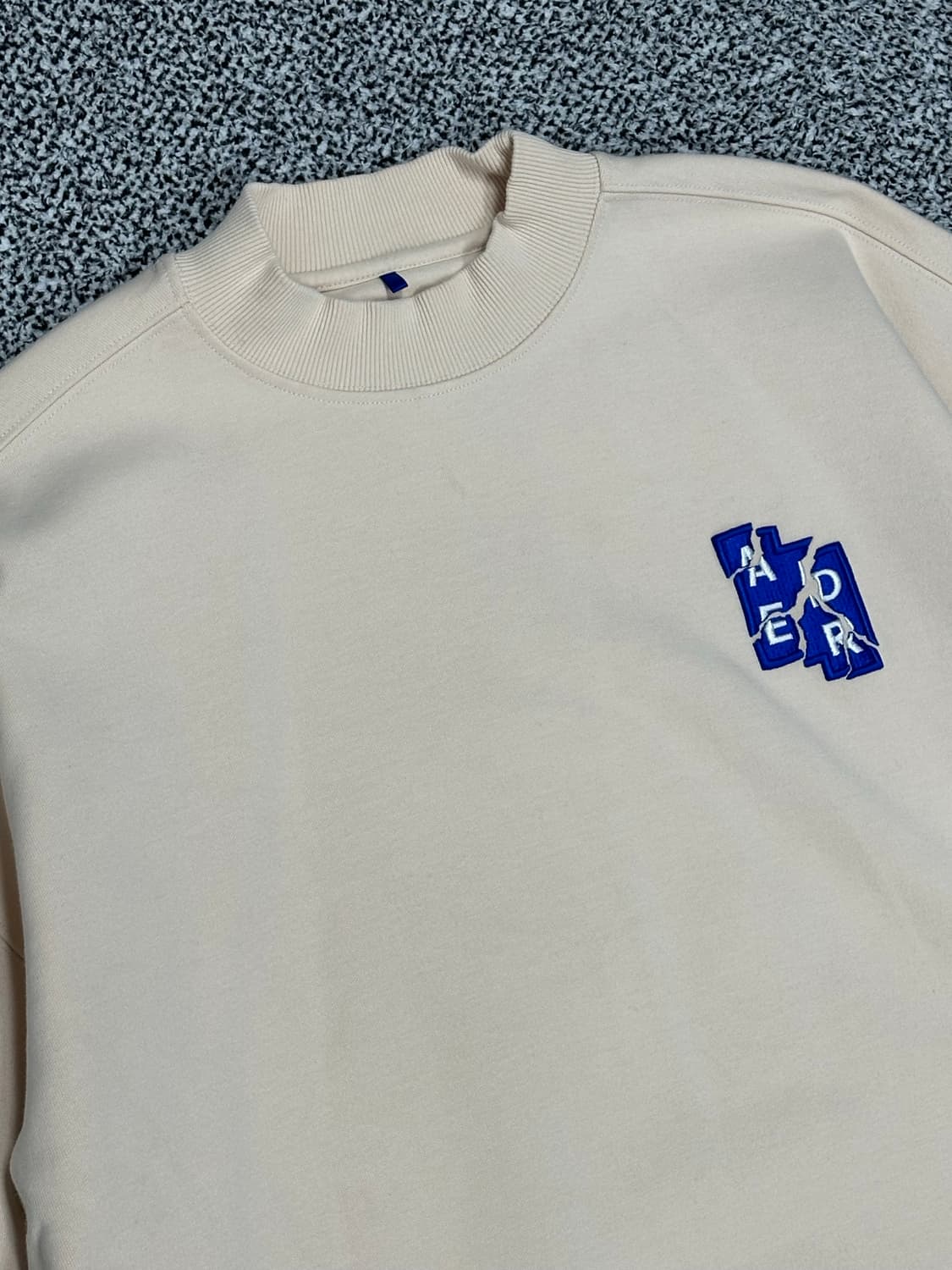 아더에러 레터링 아이보리색 맨투맨 상품이미지2