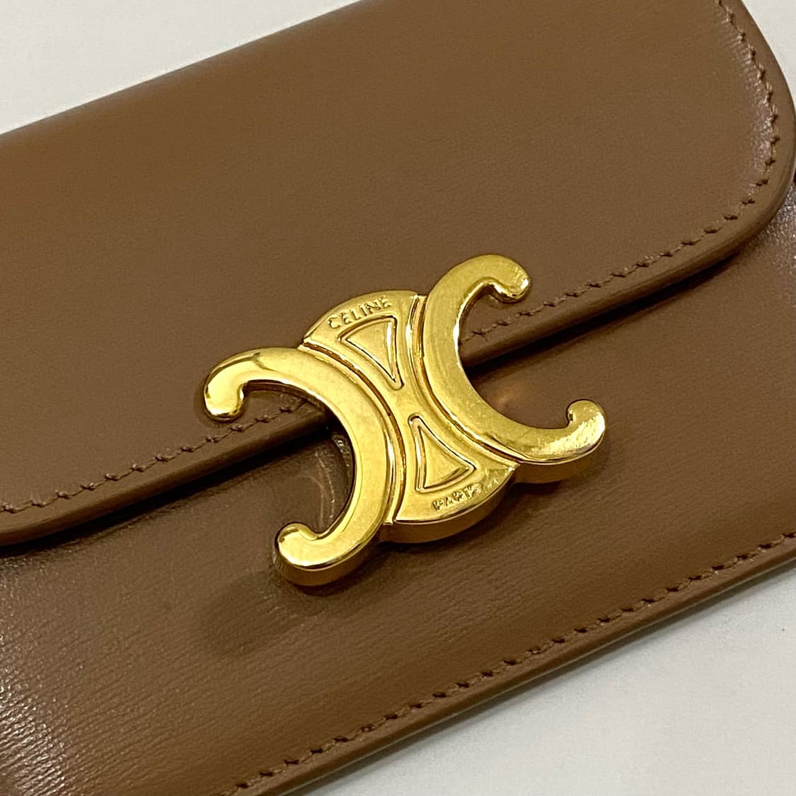 셀린느 카프스킨 플랩 카드 지갑 베이지 브론즈 10I583DPV-18BU 상품이미지7