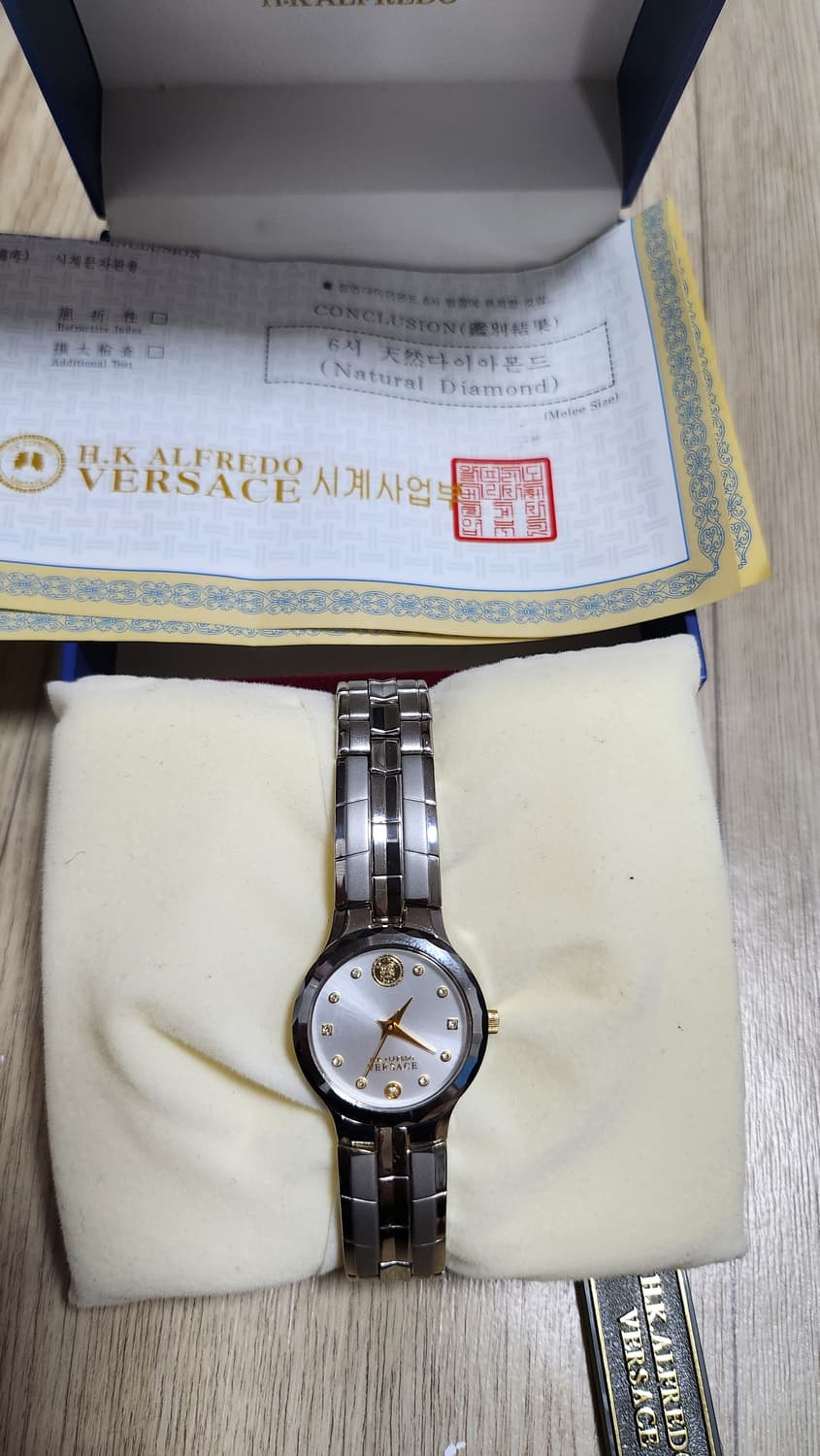 베르사체 메탈밴드 여성손목시계 팝니다. 상품이미지3