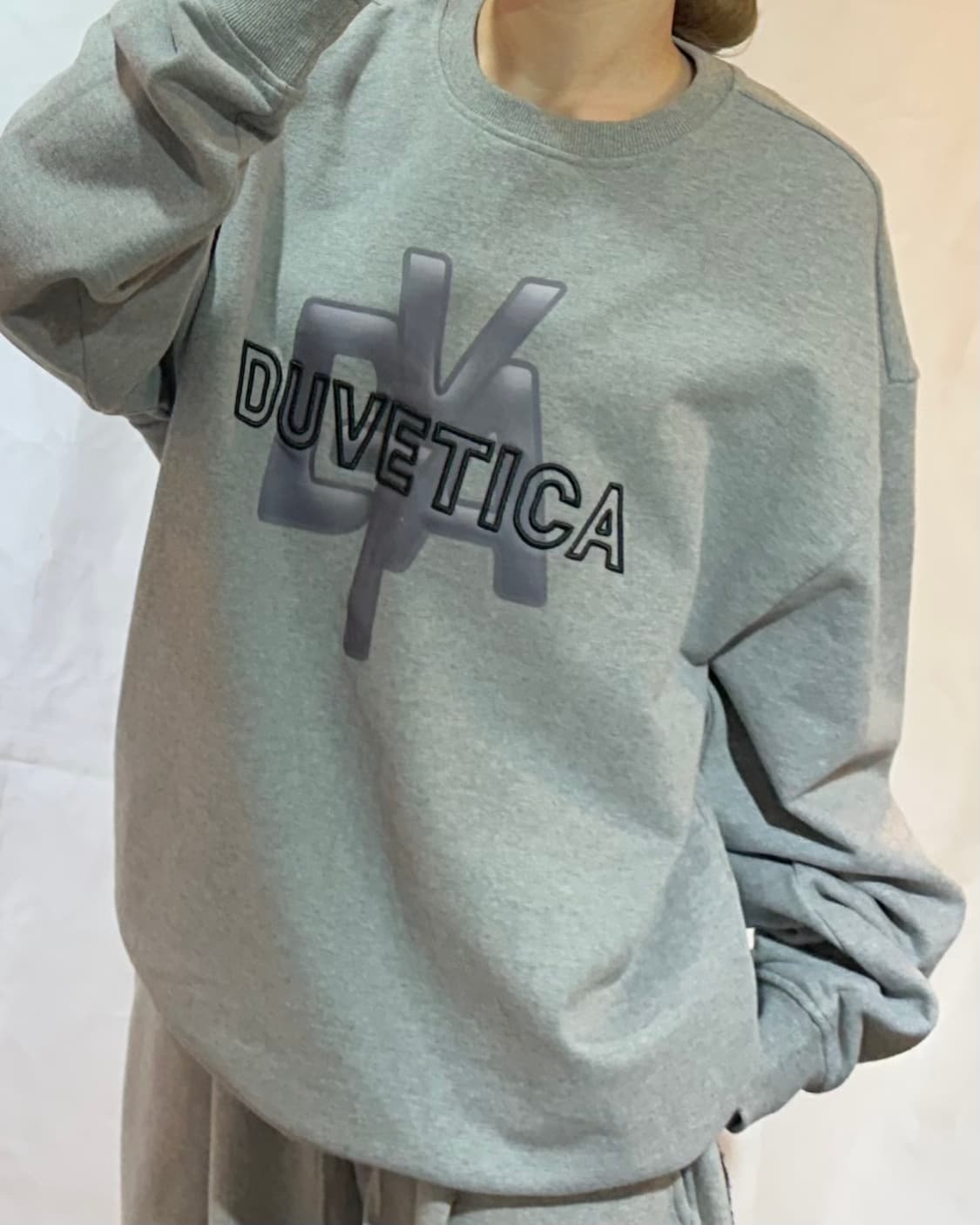 듀베티카 그라데이션 로고 그레이 맨투맨 상품이미지1
