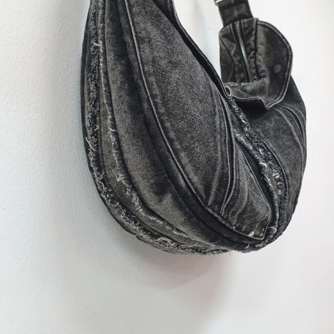 이우가마카라스_워시드 데님 숄더백_블랙 상품이미지3