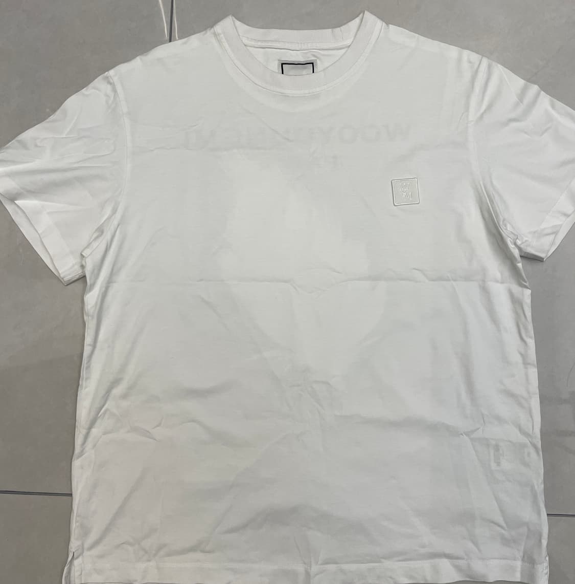 우영미 백로고 23SS 깃털 프린트 반팔티셔츠 화이트 상품이미지2