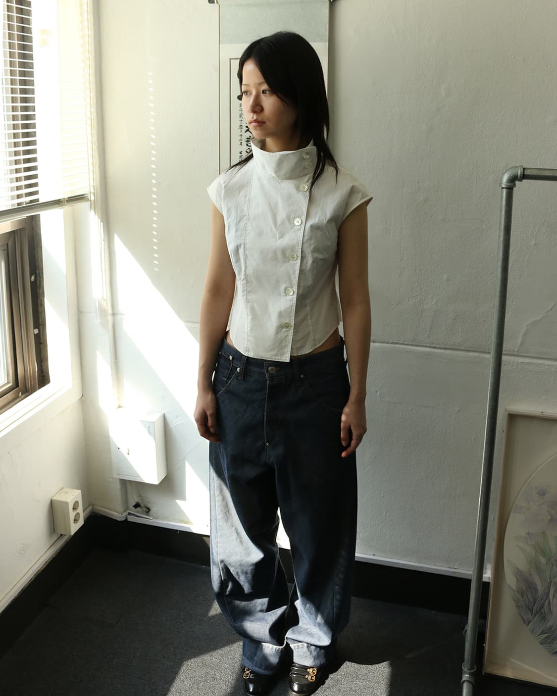 사선 하이넥 슬리브리스 셔츠 상품이미지2