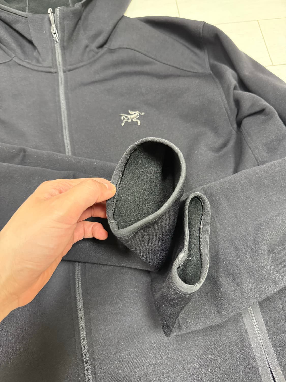 아크테릭스 카이어나이트 후디 블랙 색상입니다. XL 사이즈로,  가슴팍에 상품이미지2