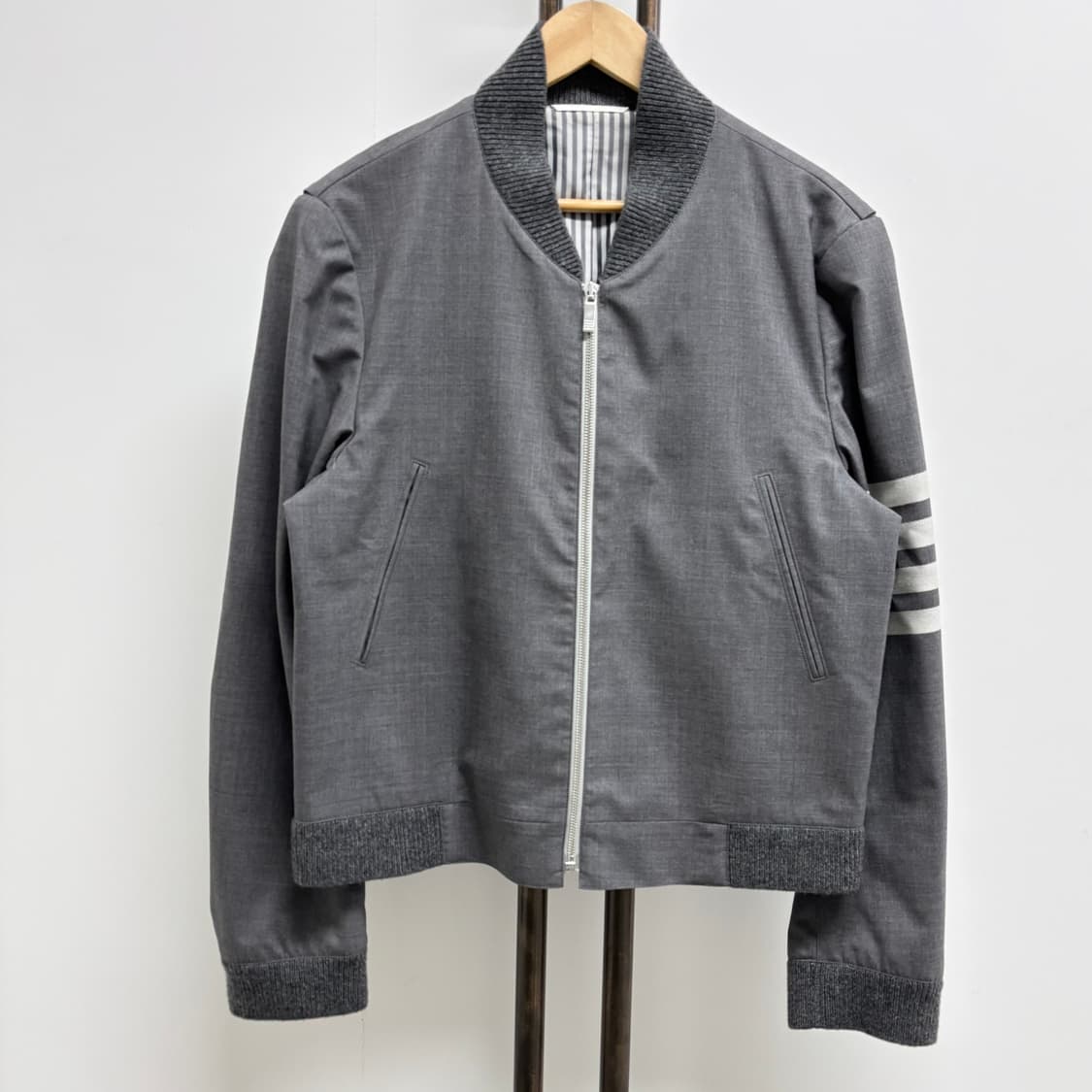 [2]톰브라운 사선완장 울 블루종 상품이미지1