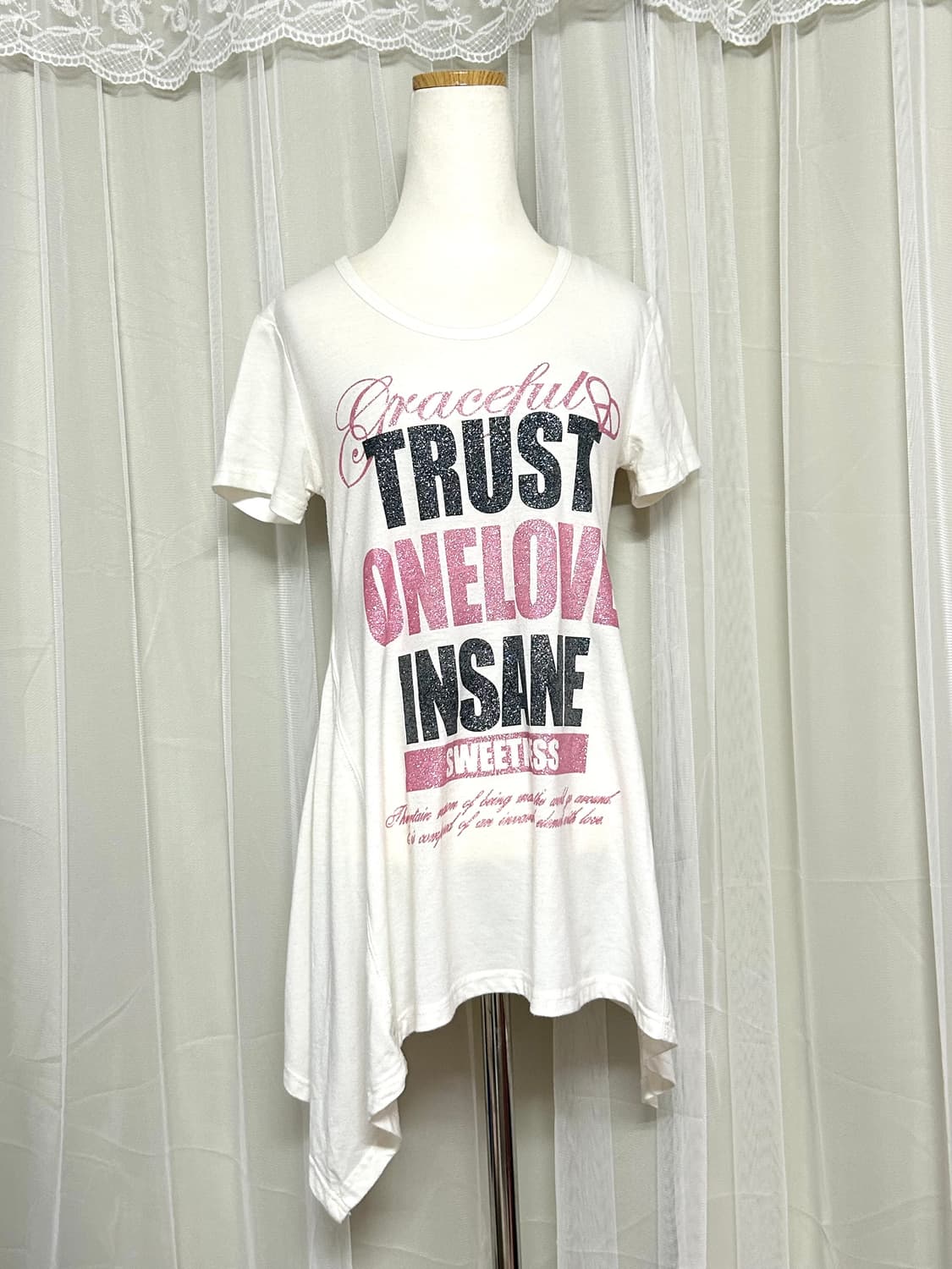 Chu xxx 글리터 프린팅 언발 로걀 반팔 탑 상품이미지1