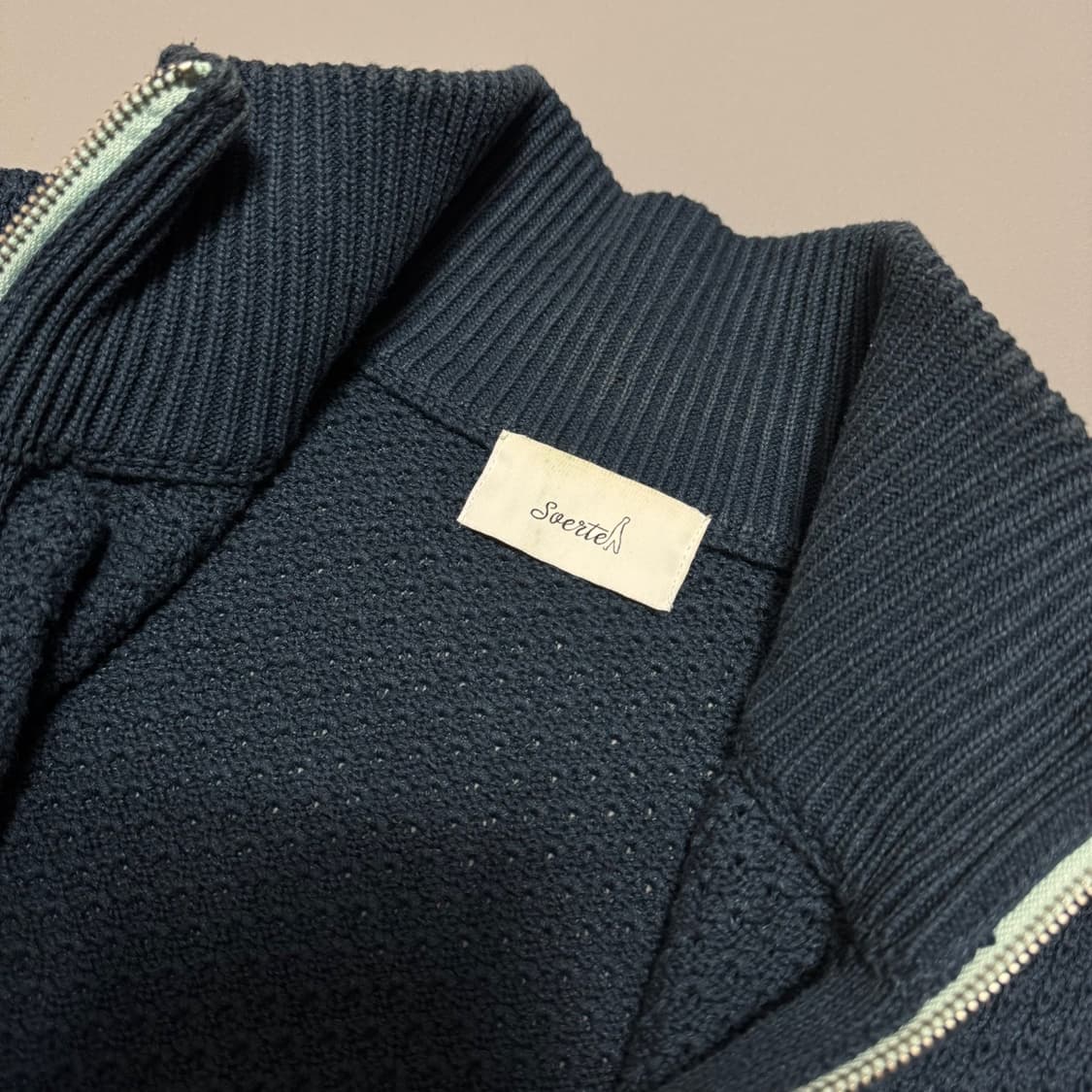 소어트(soerte) 네이비컬러 하이넥 도킹 드라이버 니트 집업 상품이미지3