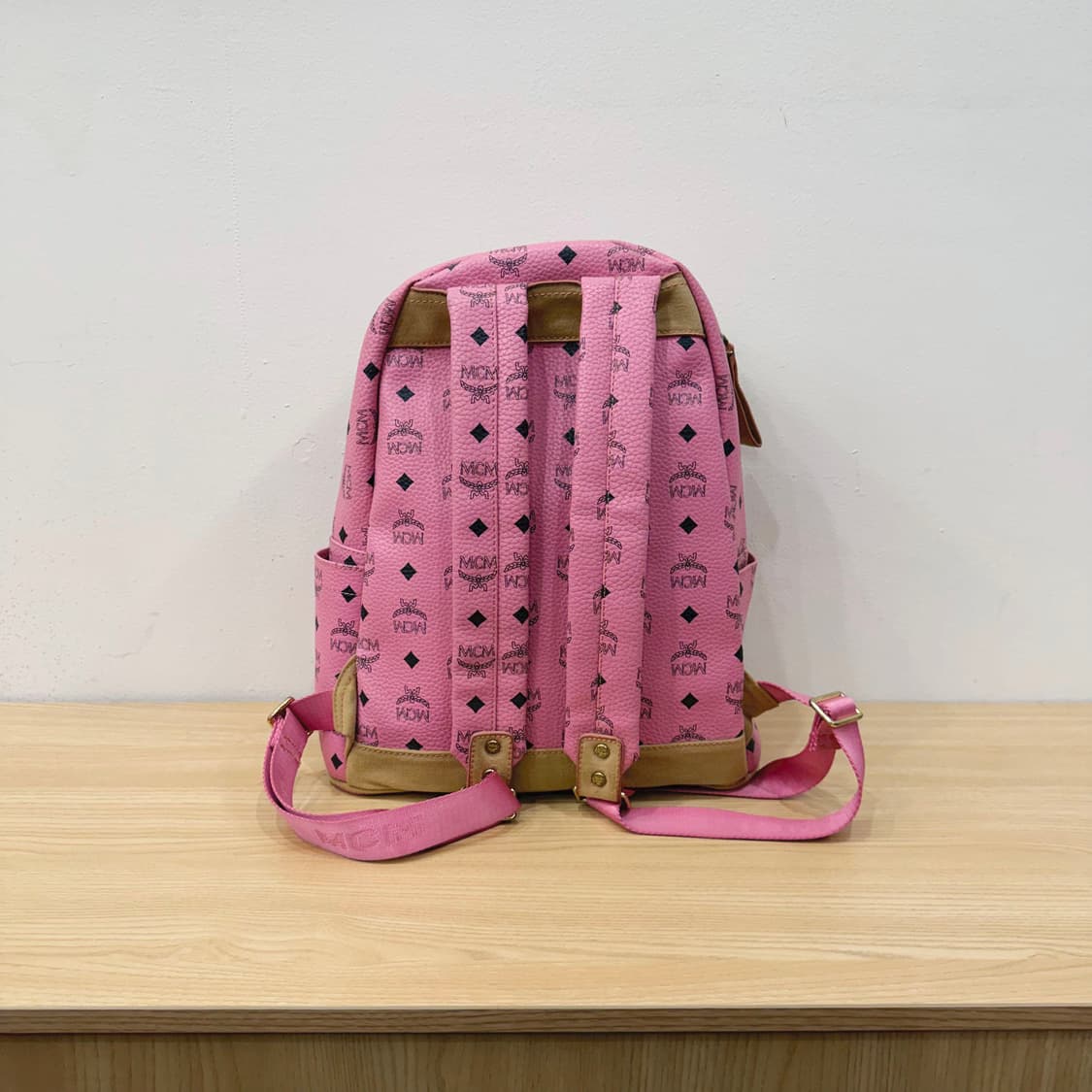 MCM 미니 백팩 모노그램 패턴 스터드 지퍼 포켓 디테일 핑크 상품이미지2