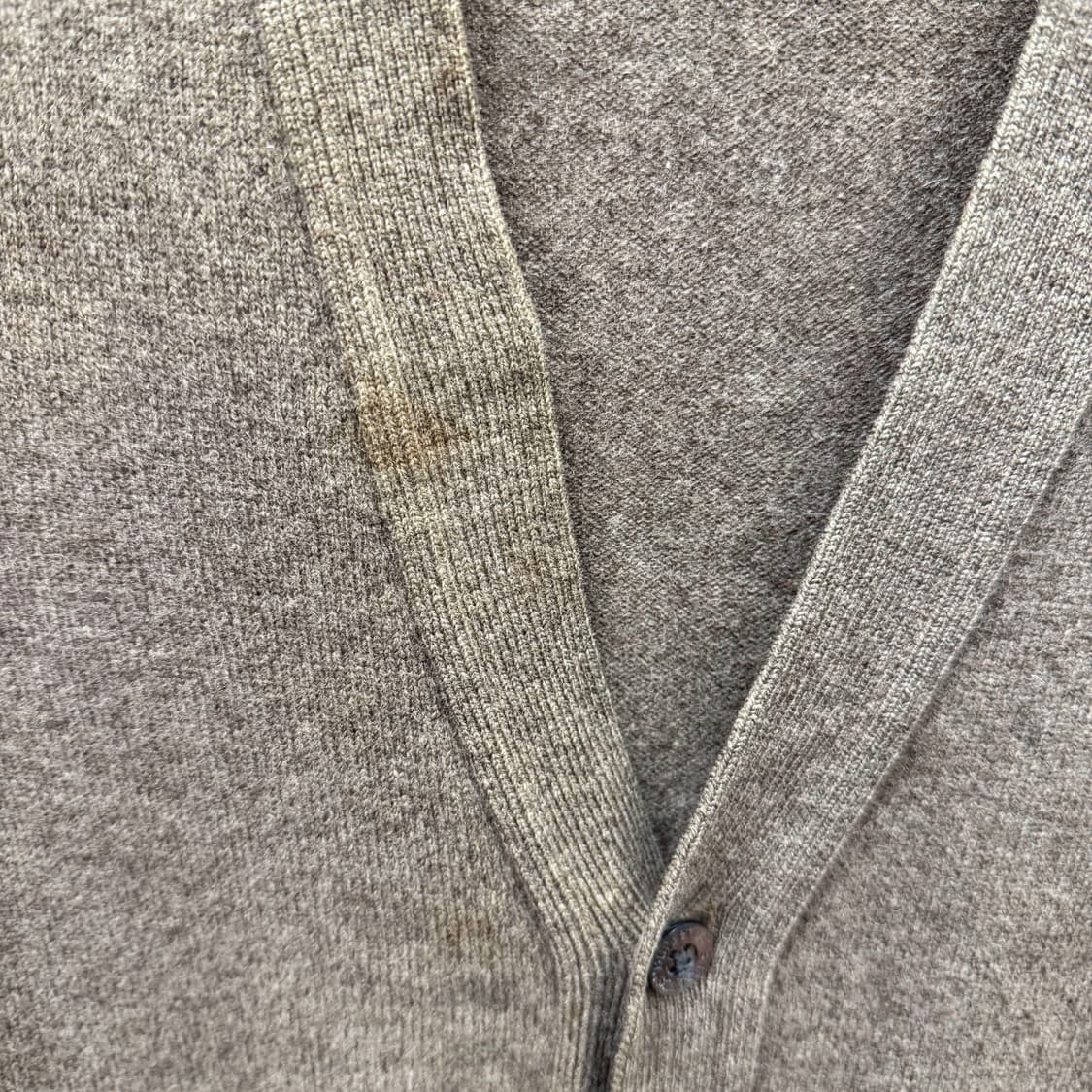 버버리 딥 브이넥 니트 베스트 버튼 업 나이트 로고 자수 디테일 브라운 상품이미지9