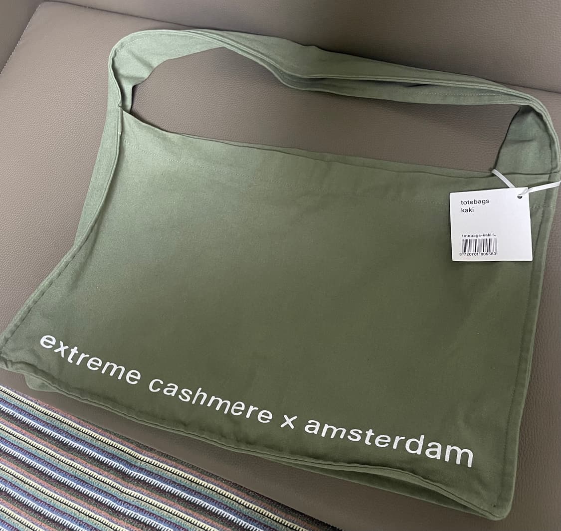 extreme cashmere 카키 토트백 상품이미지1