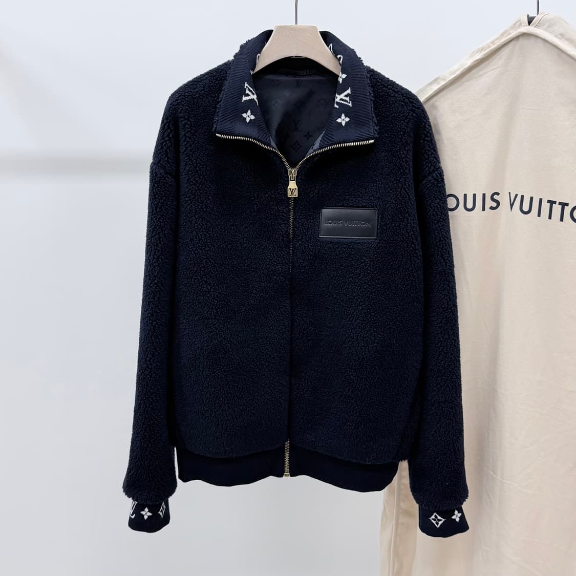 [S+급/L] 25FW 루이비통 레더패치 플리스 블루종 자켓 상품이미지1