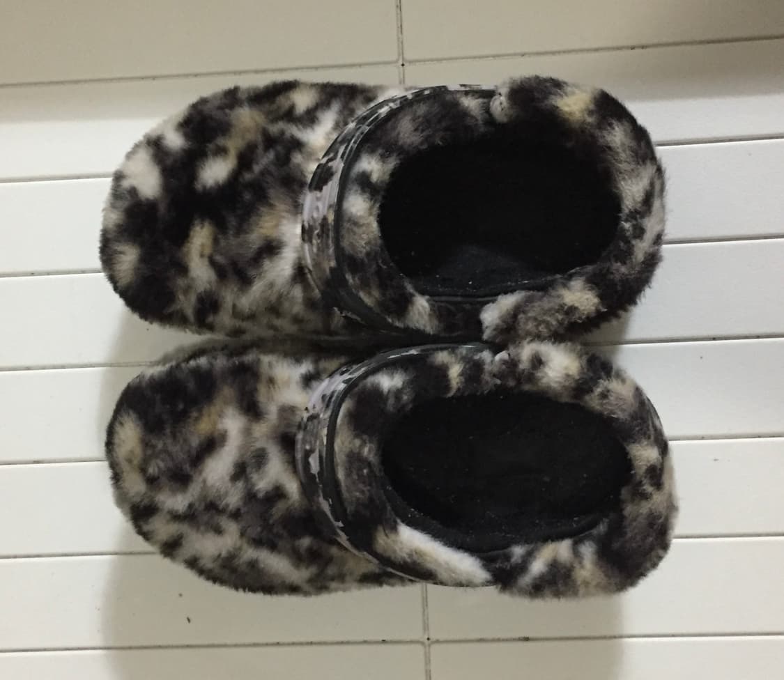 크록스 클래식 퍼 슈어 클로그 블랙 멀티 상품이미지2