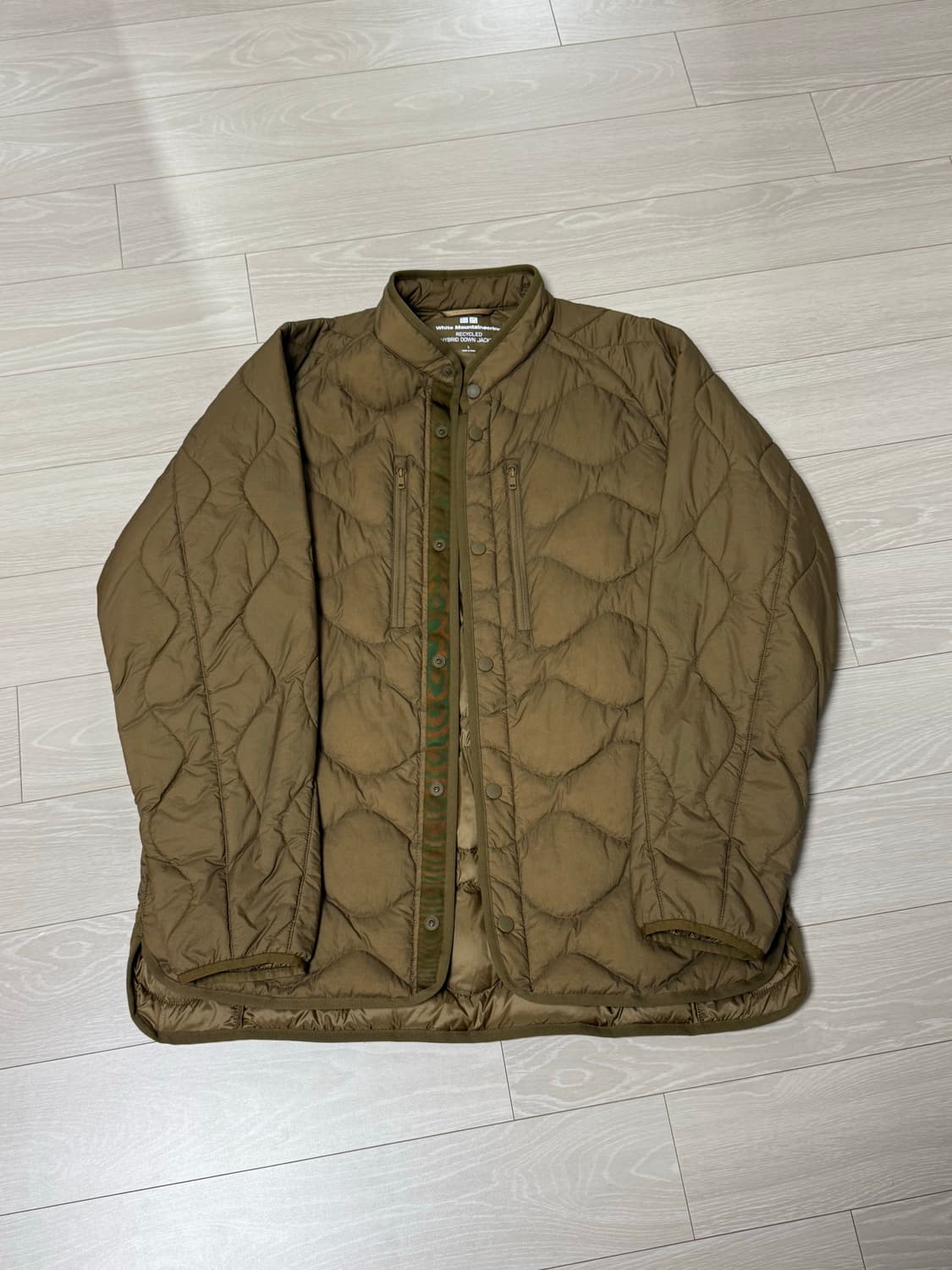 유니클로x화이트마운티니어링 하이브리드 다운 (카키브라운 M) 상품이미지1