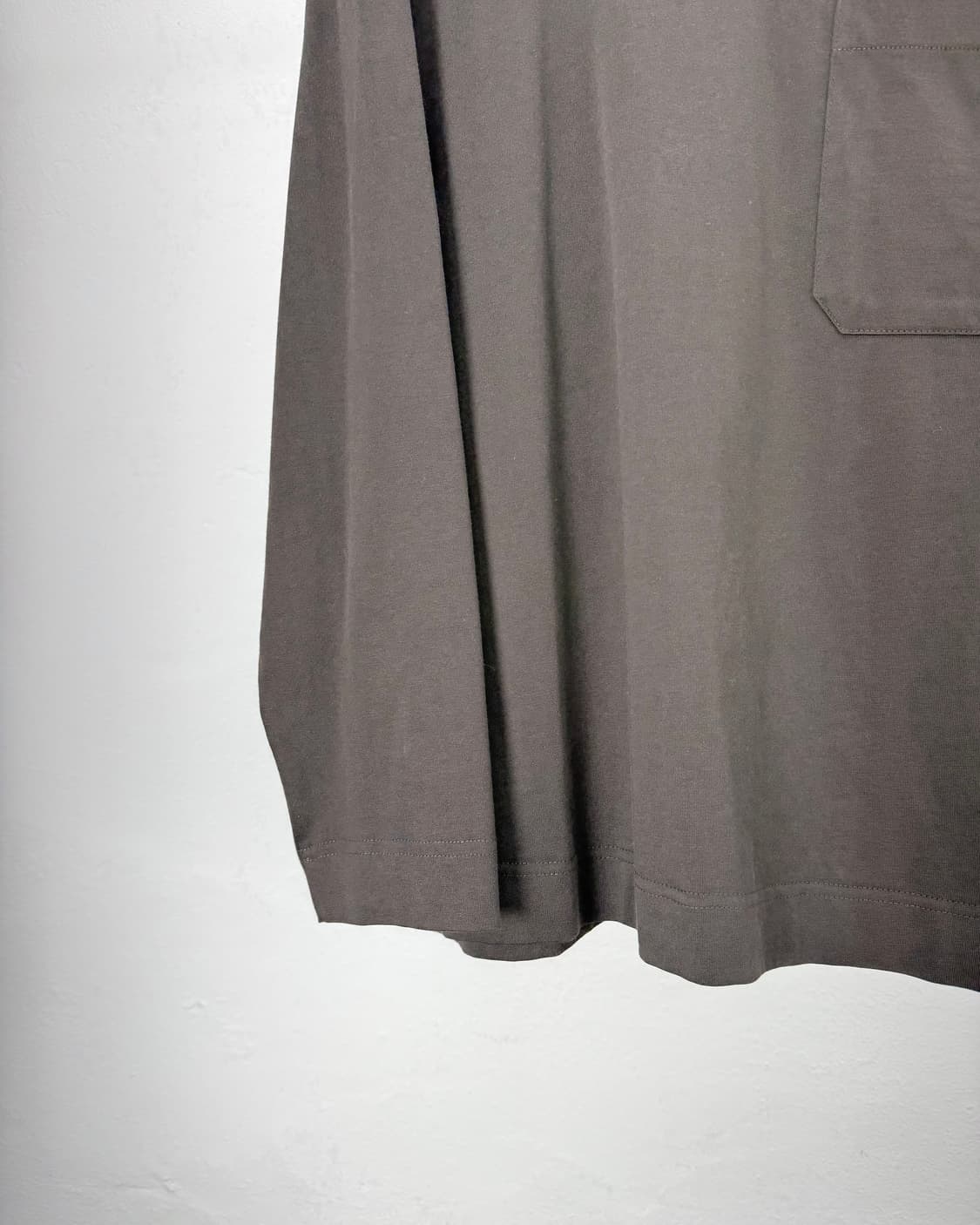 르메르 카키 원 포켓 롱 크루넥 슬리브리스 상품이미지4