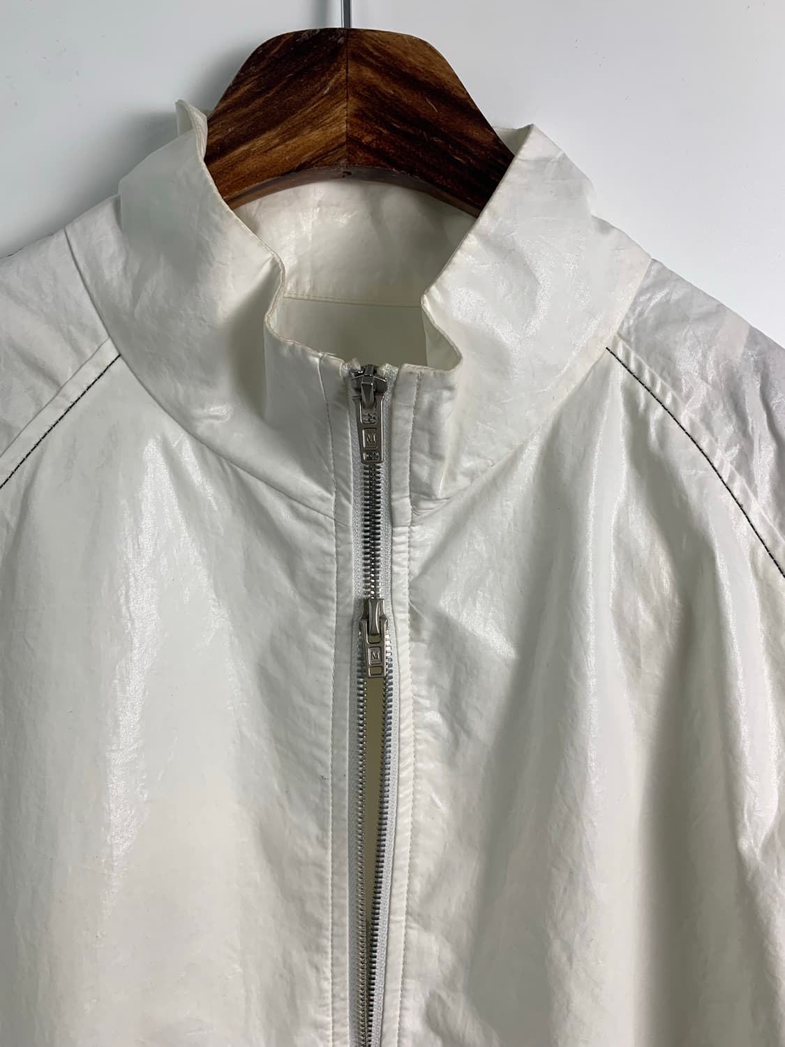 마땡킴 백로고 화이트 코팅 바람막이 자켓 상품이미지5