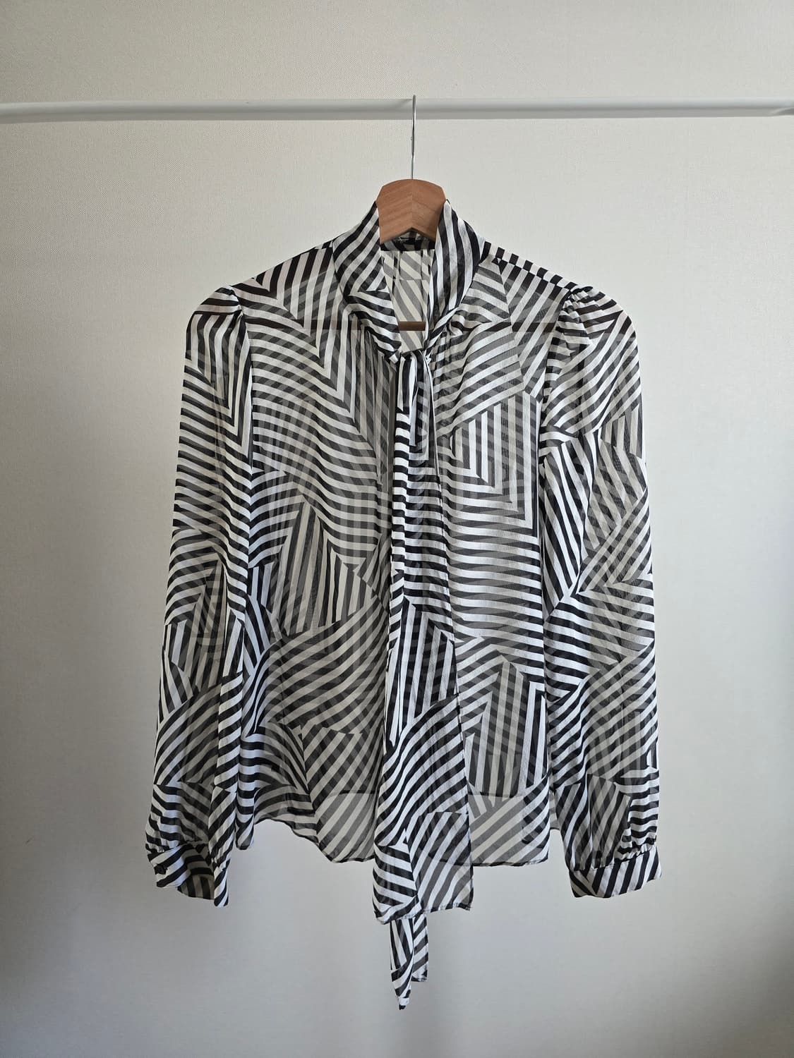 Vingt-Trois Silk Scarf-Tie Blouse  상품이미지1