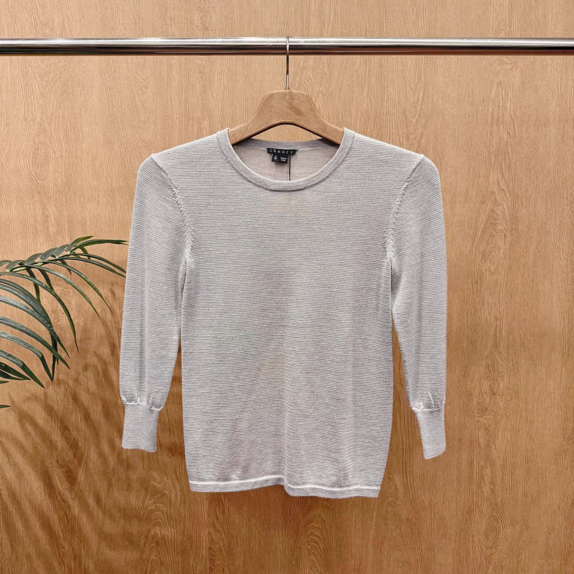 띠어리 라운드넥 니트 7부 소매 티셔츠 백슬릿 디테일 그레이 상품이미지1