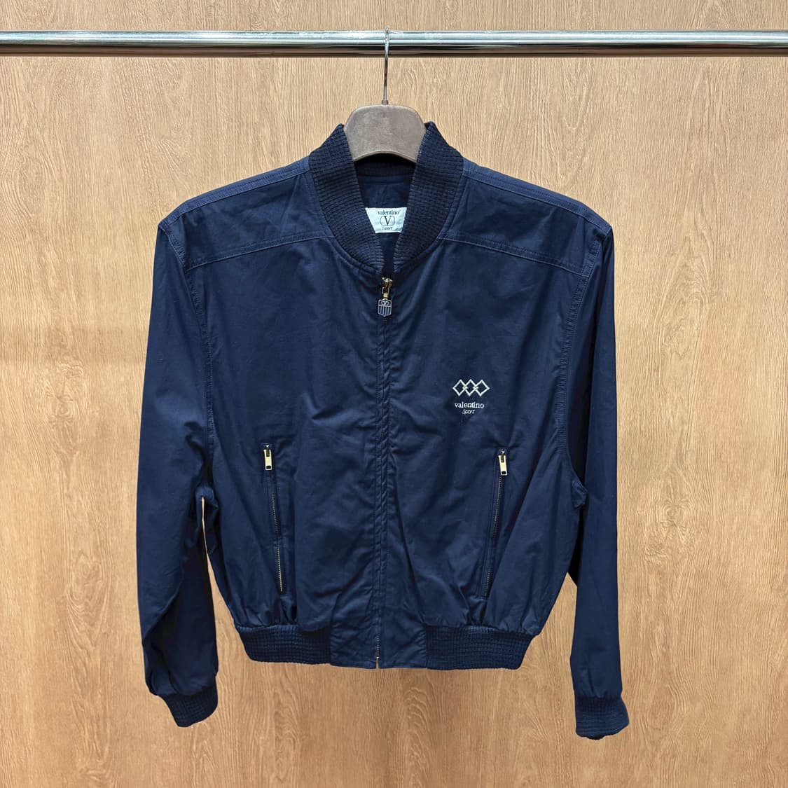 발렌티노 스포츠 코튼 봄버 자켓 로고 자수 그래픽 시보리 디테일 네이비 상품이미지2