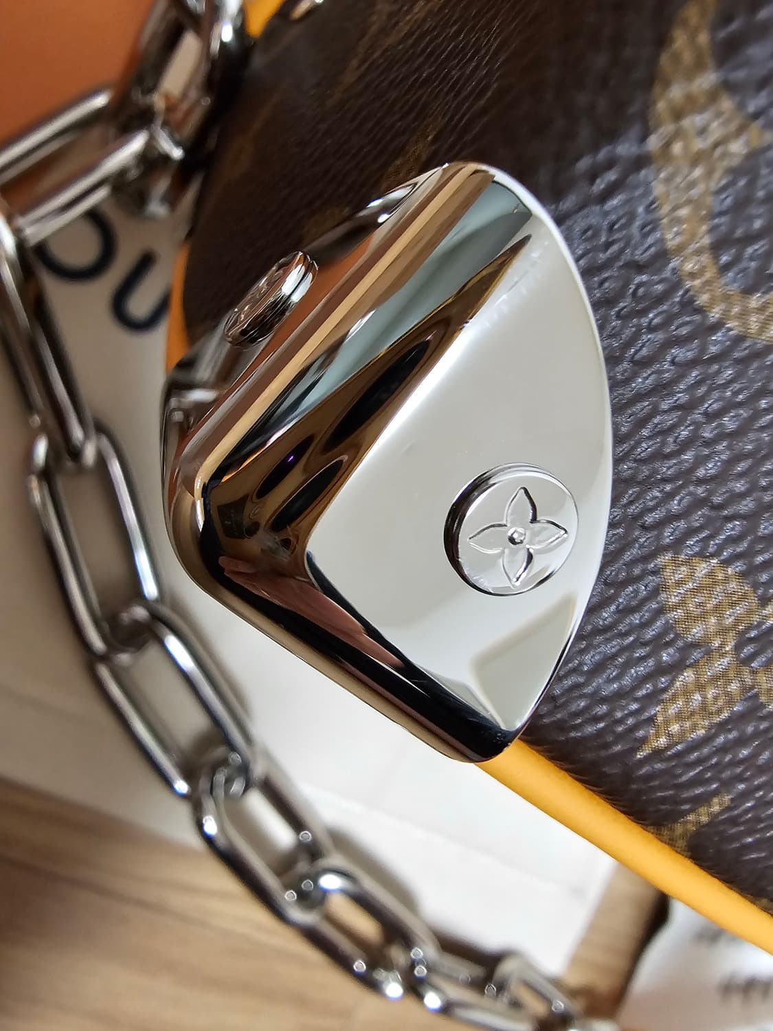 루이비통 퍼렐 컬러매니아 미니소프트 트렁크 크로스백 샤프란 상품이미지10