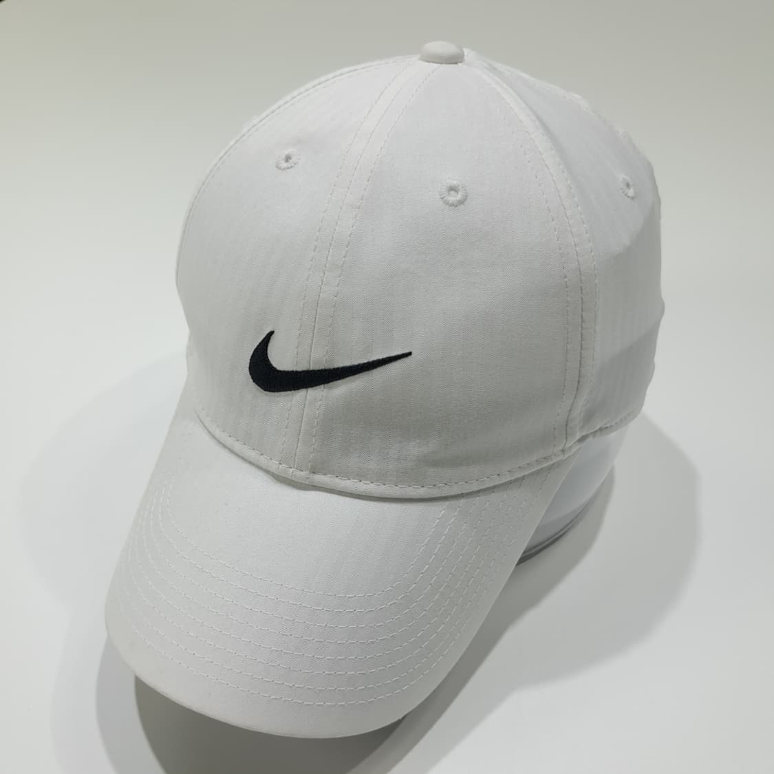 나이키 골프 레거시91 드라이핏 화이트 & 블랙 스우시 볼캡 P2058 상품이미지2