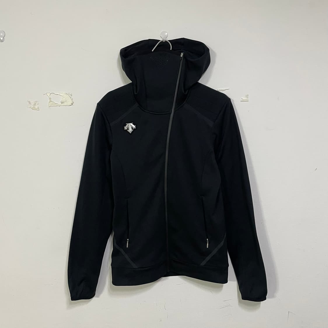 데상트 블랙 후드집업  상품이미지1