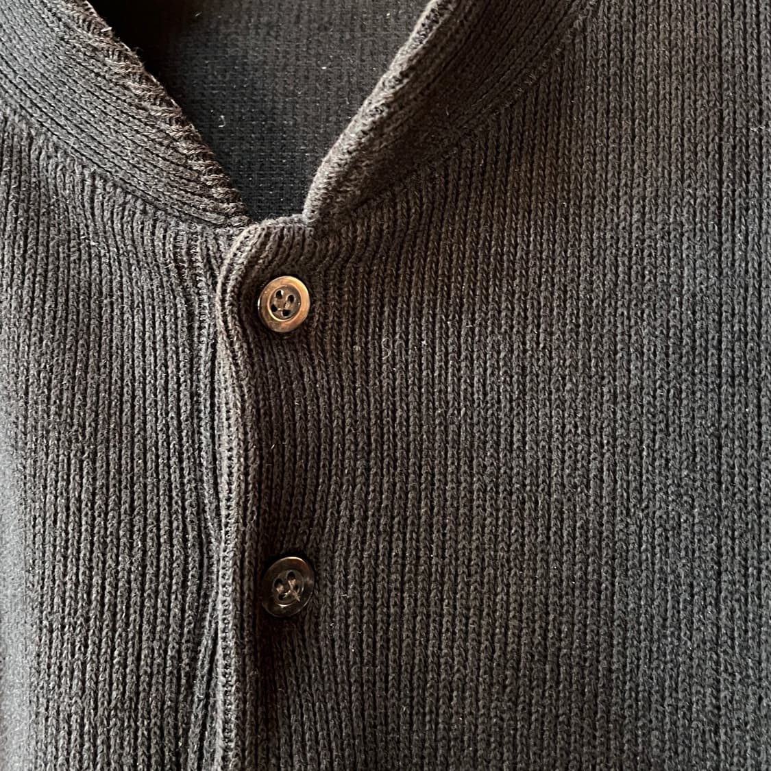 몽클레르 라벨 커팅 골지 헨리넥 니트 상품이미지3