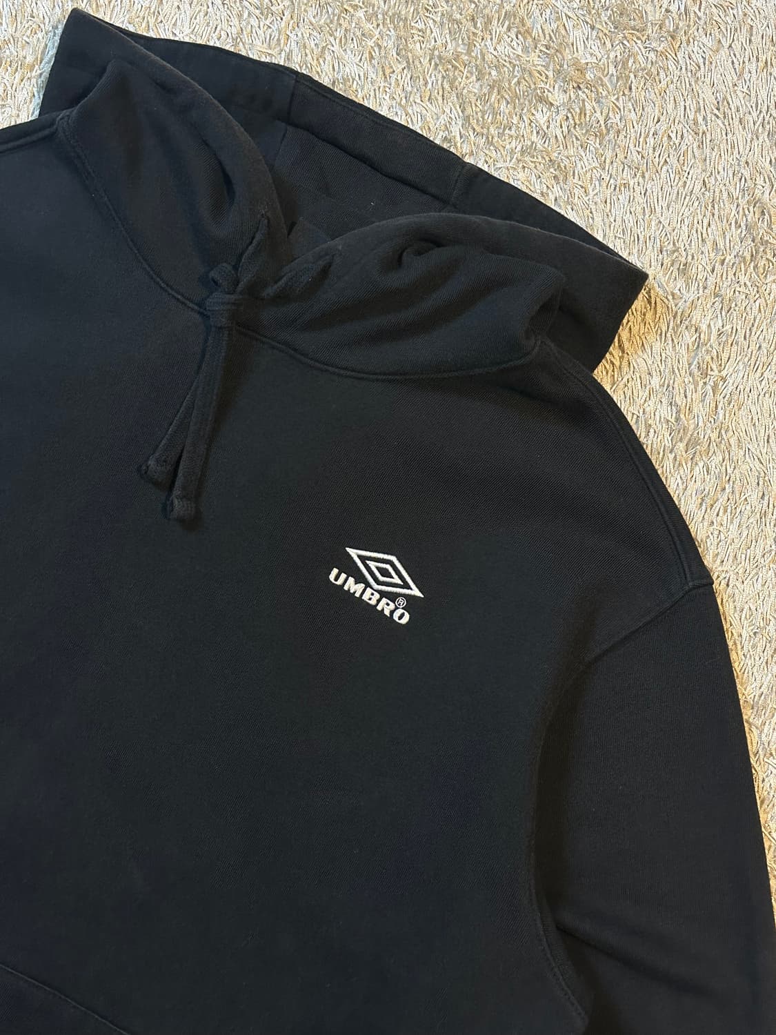 엄브로 UMBRO 에센셜 스몰로고 후드티 블랙 상품이미지2