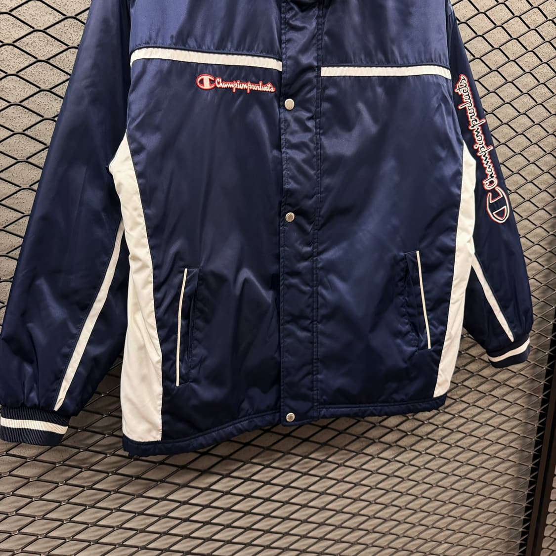 챔피온 윈드자켓 배색 파이핑 레터링 로고 퀼팅 기모안감 디테일 딥네이비 상품이미지5