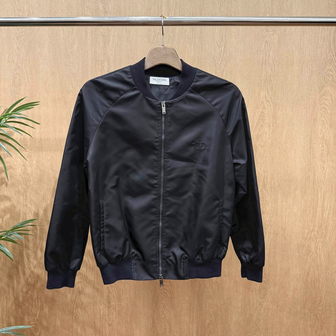 발렌티노 뷰티 나일론 블루종 집업 로고 자수 디테일 블랙 상품이미지1