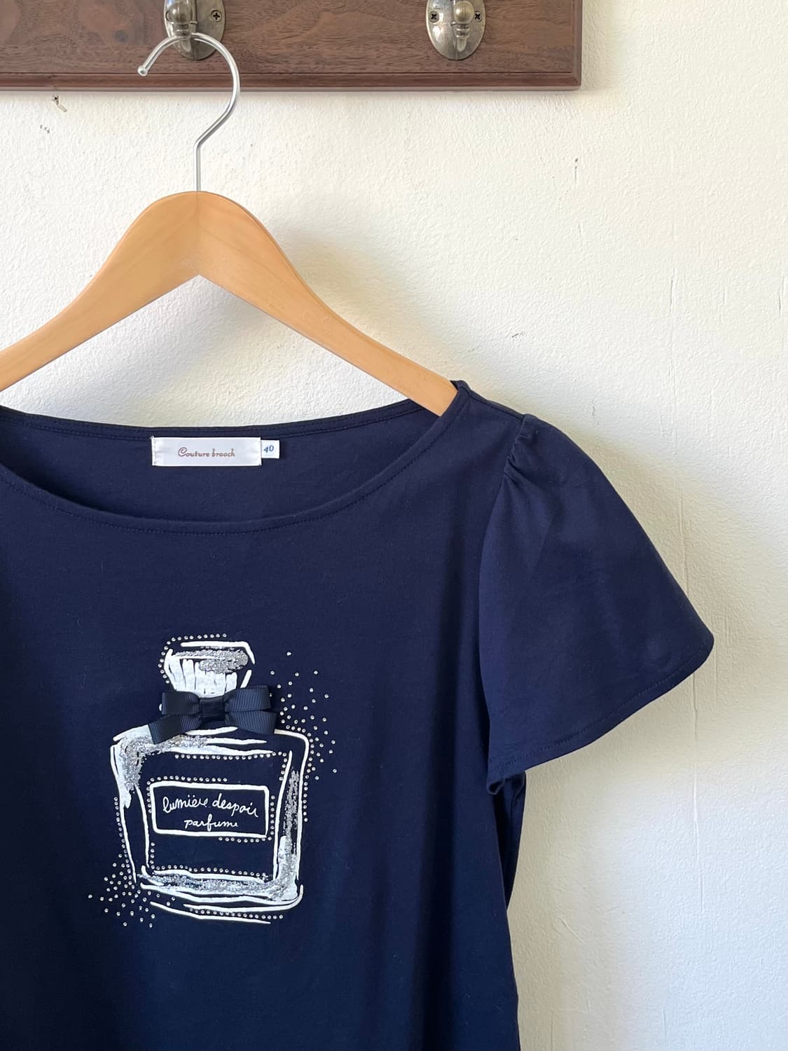 Couture brooch 퍼퓸 티셔츠 상품이미지2