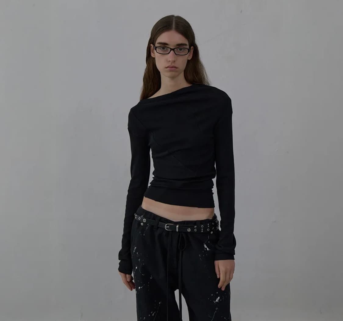 LCDC tm CURVED LONG SLEEVE TOP (BLACK) 상품이미지1