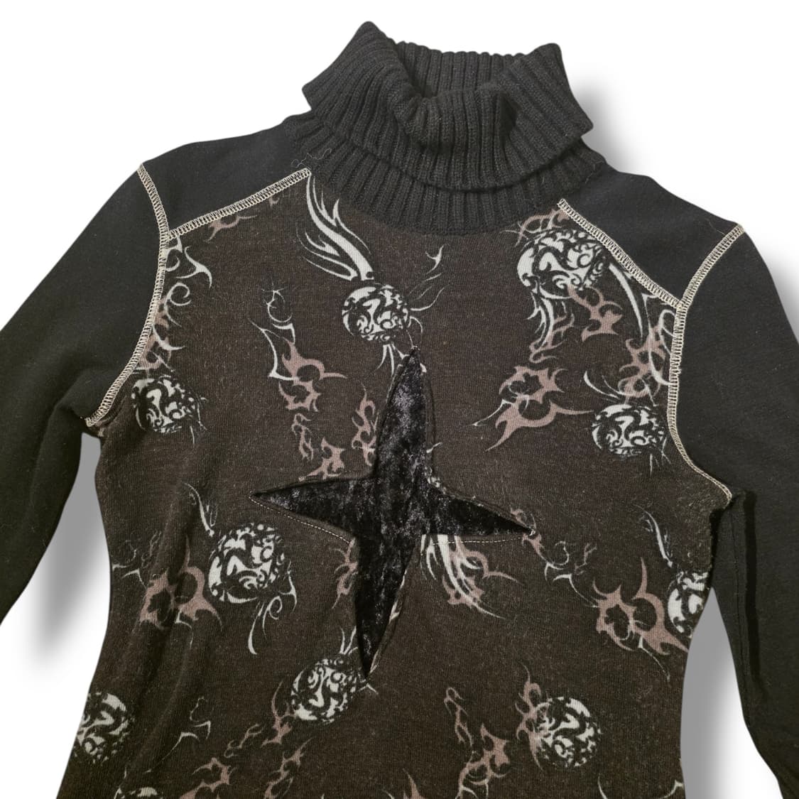 오즈온 고딕 펑크 트라이벌 패턴 폴라 탑 상품이미지3