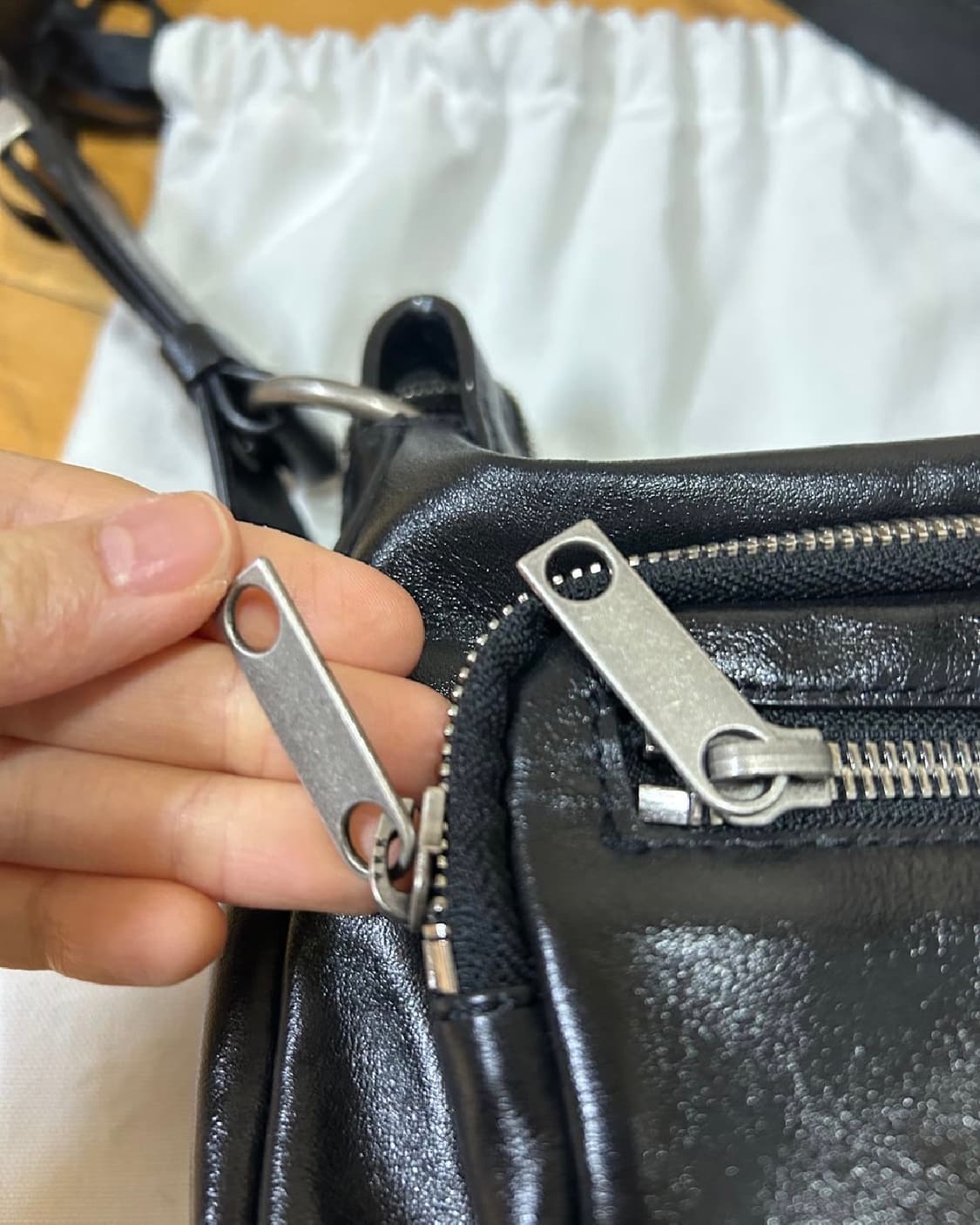 마지셔우드 아웃포켓 미니 호보백 블랙 색상 상품이미지3