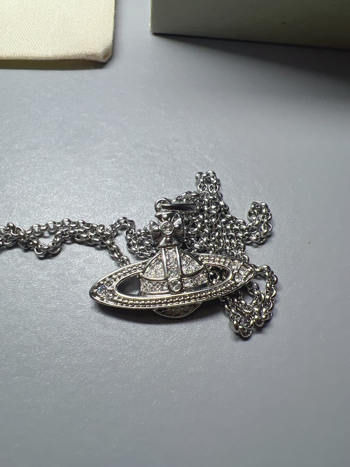 비비안웨스트우드 미니 바스 릴리프 목걸이 상품이미지4