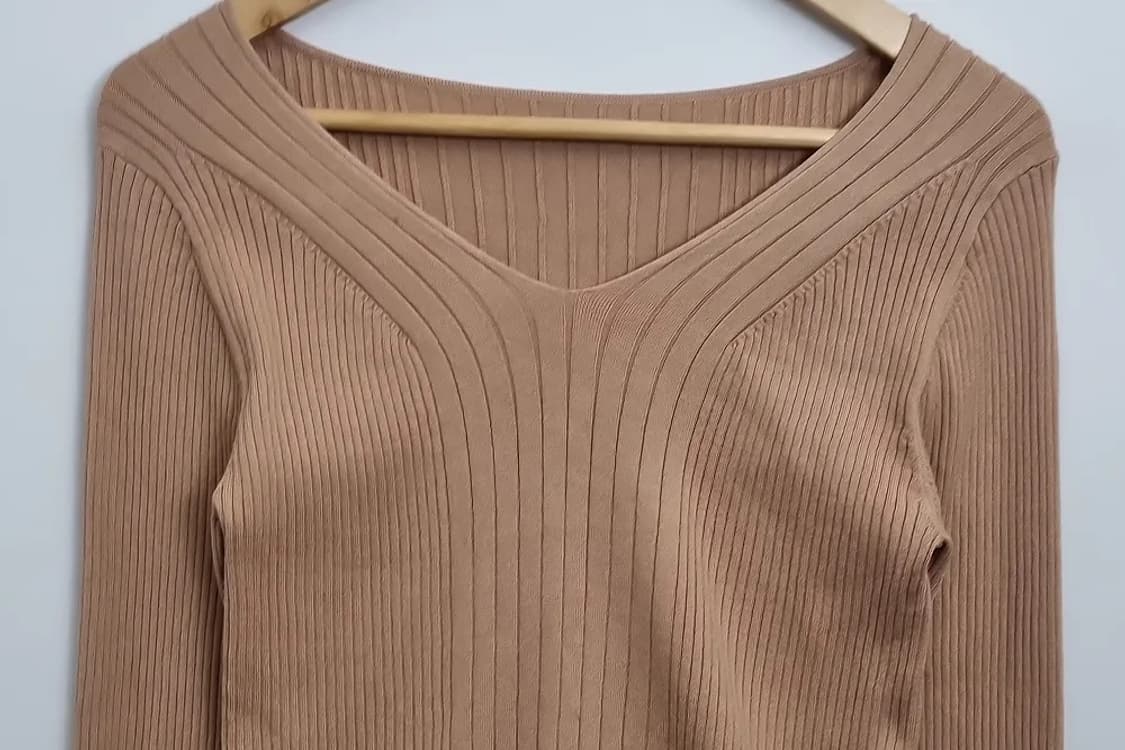 로페 피크닉 브이넥 니트  상품이미지3